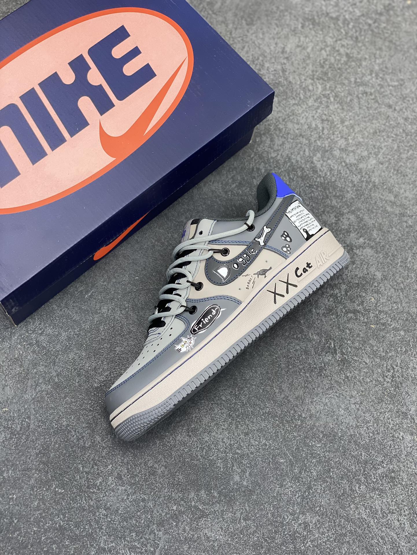 图片[7]-Nike Air Force 1 Low “British Blue Cat” “英国蓝猫”空军一号低帮休闲运动绑带板鞋 英国蓝猫，学名英国蓝色短毛猫，是一种广为人知且备受喜爱的猫咪品种 。从外形上看，它具有鲜明的矮胖身体，被毛短而密，呈蓝灰色，质地柔软如绒布，触感极佳，犹如一个毛茸茸的团子 货号：KS6896-333 尺码：36 36.5 37.5 38 38.5 39 40 40.5 41 42 42.5 43 44 44.5 45-选品中心