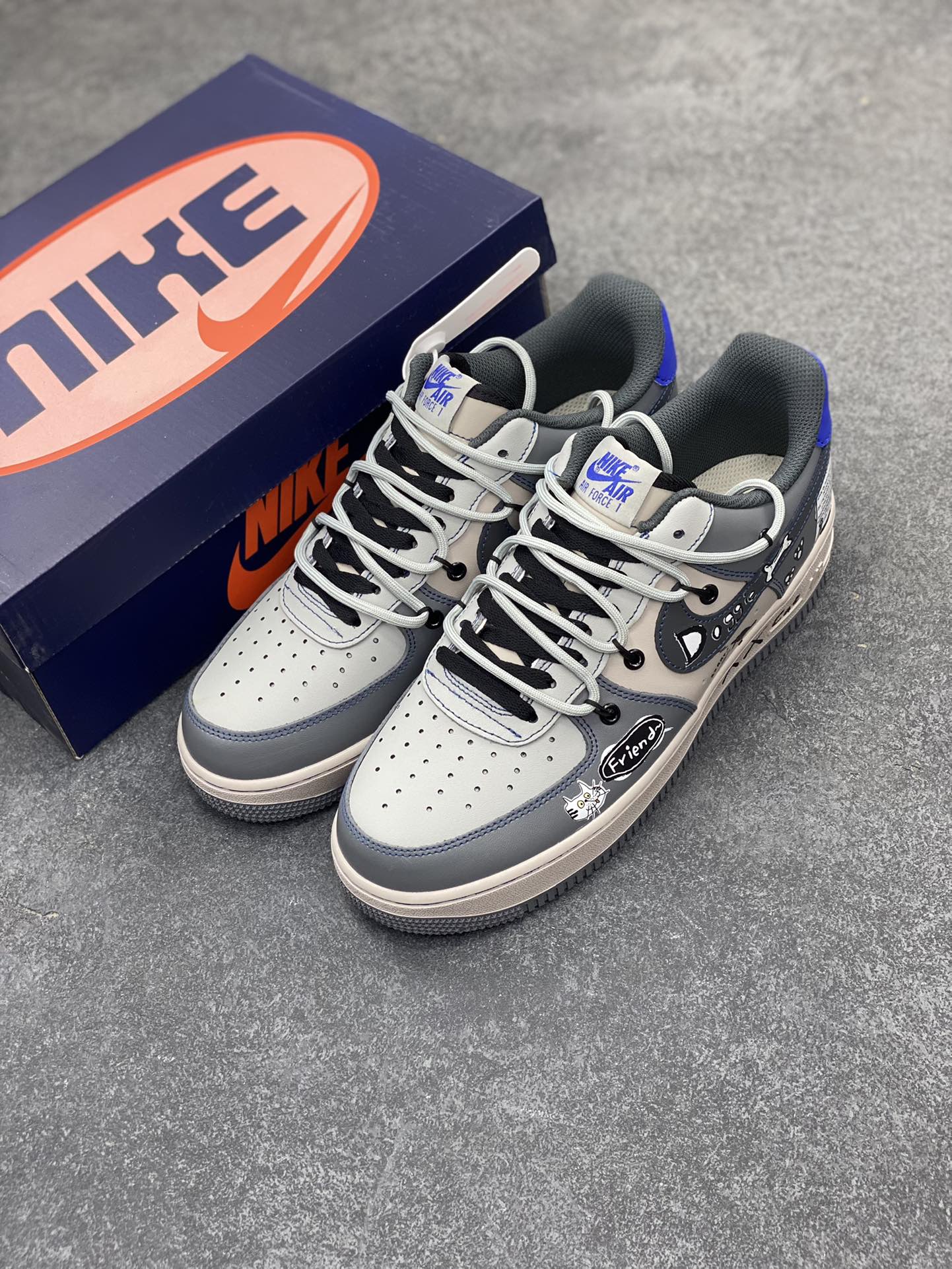 图片[8]-Nike Air Force 1 Low “British Blue Cat” “英国蓝猫”空军一号低帮休闲运动绑带板鞋 英国蓝猫，学名英国蓝色短毛猫，是一种广为人知且备受喜爱的猫咪品种 。从外形上看，它具有鲜明的矮胖身体，被毛短而密，呈蓝灰色，质地柔软如绒布，触感极佳，犹如一个毛茸茸的团子 货号：KS6896-333 尺码：36 36.5 37.5 38 38.5 39 40 40.5 41 42 42.5 43 44 44.5 45-选品中心