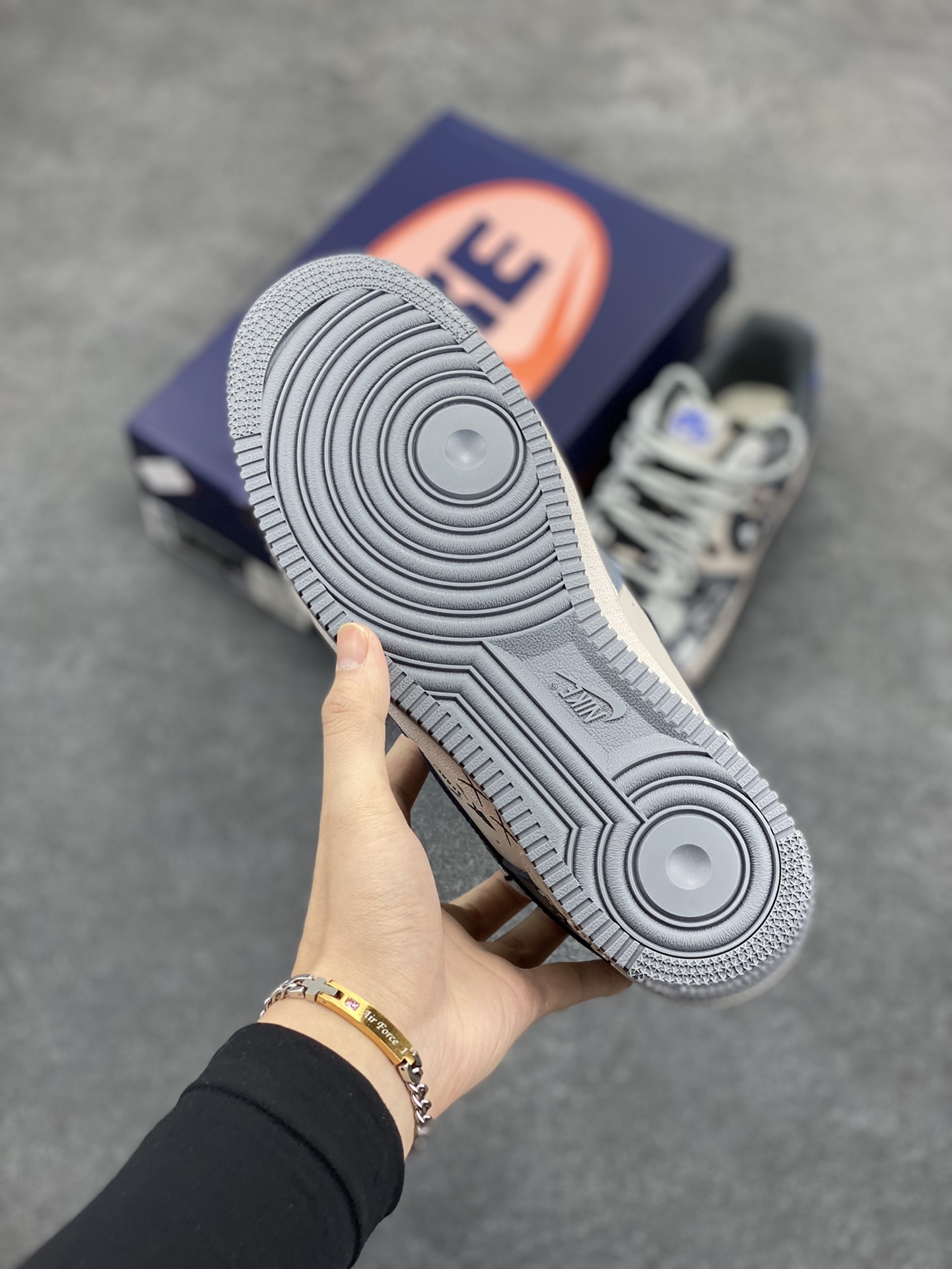 图片[5]-Nike Air Force 1 Low “British Blue Cat” “英国蓝猫”空军一号低帮休闲运动绑带板鞋 英国蓝猫，学名英国蓝色短毛猫，是一种广为人知且备受喜爱的猫咪品种 。从外形上看，它具有鲜明的矮胖身体，被毛短而密，呈蓝灰色，质地柔软如绒布，触感极佳，犹如一个毛茸茸的团子 货号：KS6896-333 尺码：36 36.5 37.5 38 38.5 39 40 40.5 41 42 42.5 43 44 44.5 45-选品中心