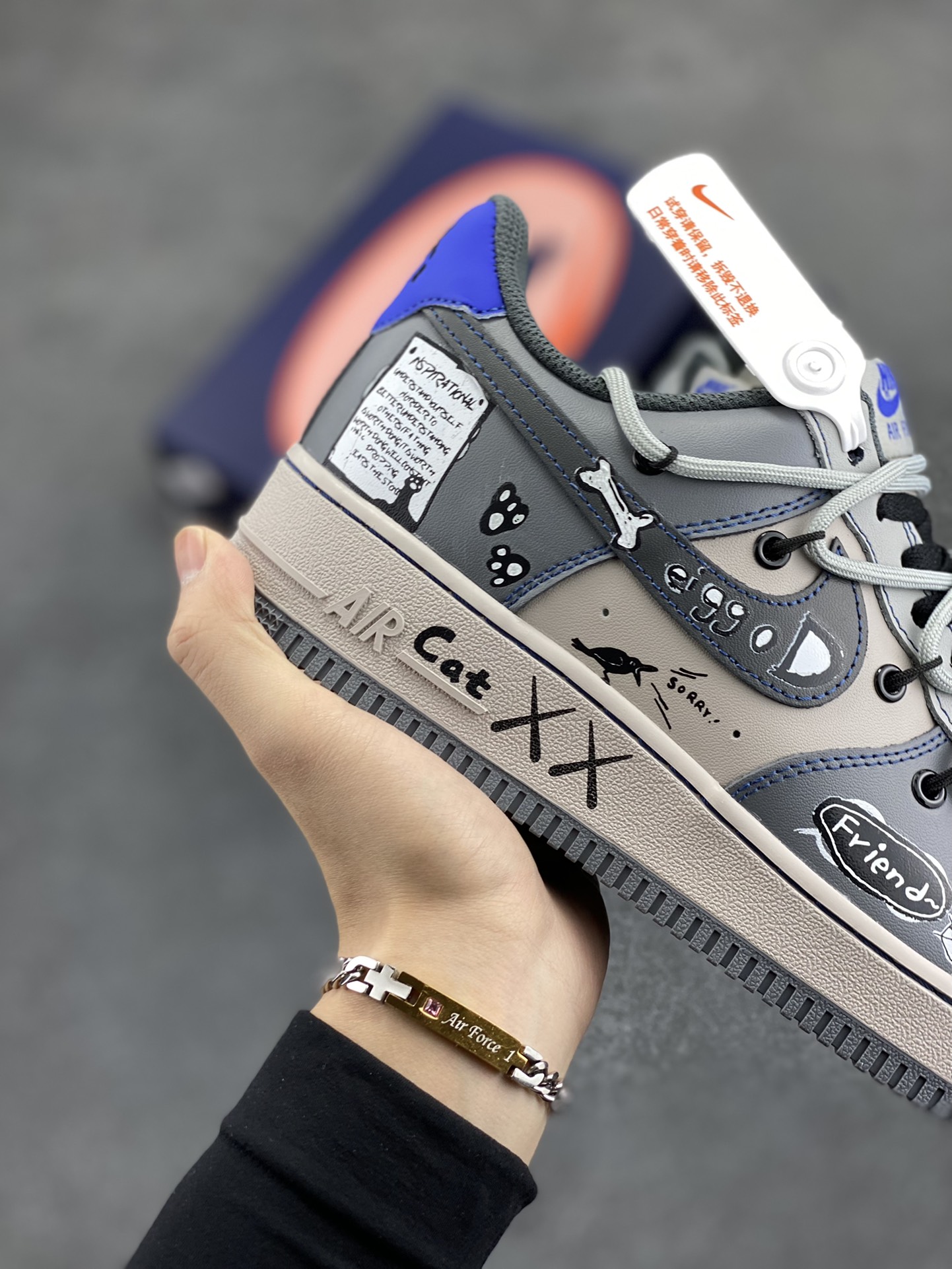图片[6]-Nike Air Force 1 Low “British Blue Cat” “英国蓝猫”空军一号低帮休闲运动绑带板鞋 英国蓝猫，学名英国蓝色短毛猫，是一种广为人知且备受喜爱的猫咪品种 。从外形上看，它具有鲜明的矮胖身体，被毛短而密，呈蓝灰色，质地柔软如绒布，触感极佳，犹如一个毛茸茸的团子 货号：KS6896-333 尺码：36 36.5 37.5 38 38.5 39 40 40.5 41 42 42.5 43 44 44.5 45-选品中心