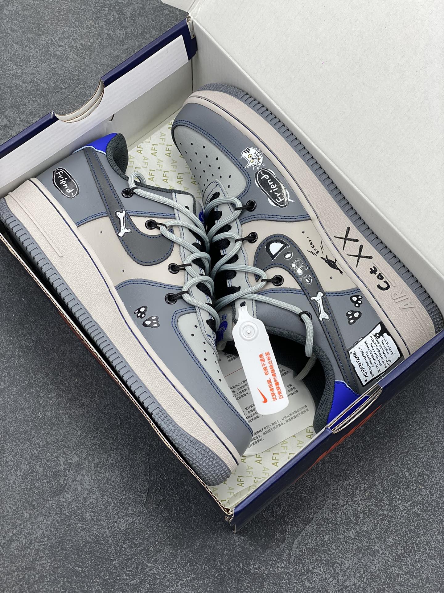 图片[9]-Nike Air Force 1 Low “British Blue Cat” “英国蓝猫”空军一号低帮休闲运动绑带板鞋 英国蓝猫，学名英国蓝色短毛猫，是一种广为人知且备受喜爱的猫咪品种 。从外形上看，它具有鲜明的矮胖身体，被毛短而密，呈蓝灰色，质地柔软如绒布，触感极佳，犹如一个毛茸茸的团子 货号：KS6896-333 尺码：36 36.5 37.5 38 38.5 39 40 40.5 41 42 42.5 43 44 44.5 45-选品中心