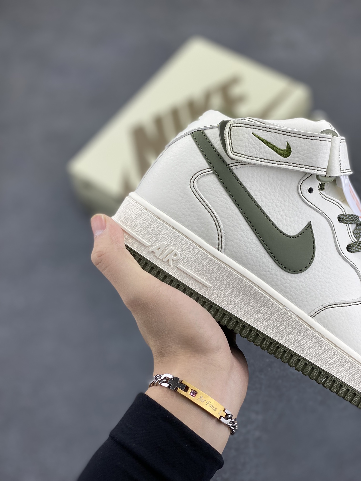 图片[6]-小红书爆款 秋冬新品  Nike Air Force 1 Mid \’07 米军绿 满天星中帮空军一号休闲板鞋 定制头成皮料 原装鞋盒 3M反光 原楦原纸板 纯正版型 内置全掌气垫 货号：RD6698-123 尺码：36 36.5 37.5 38 38.5 39 40 40.5 41 42 42.5 43 44 44.5 45-选品中心