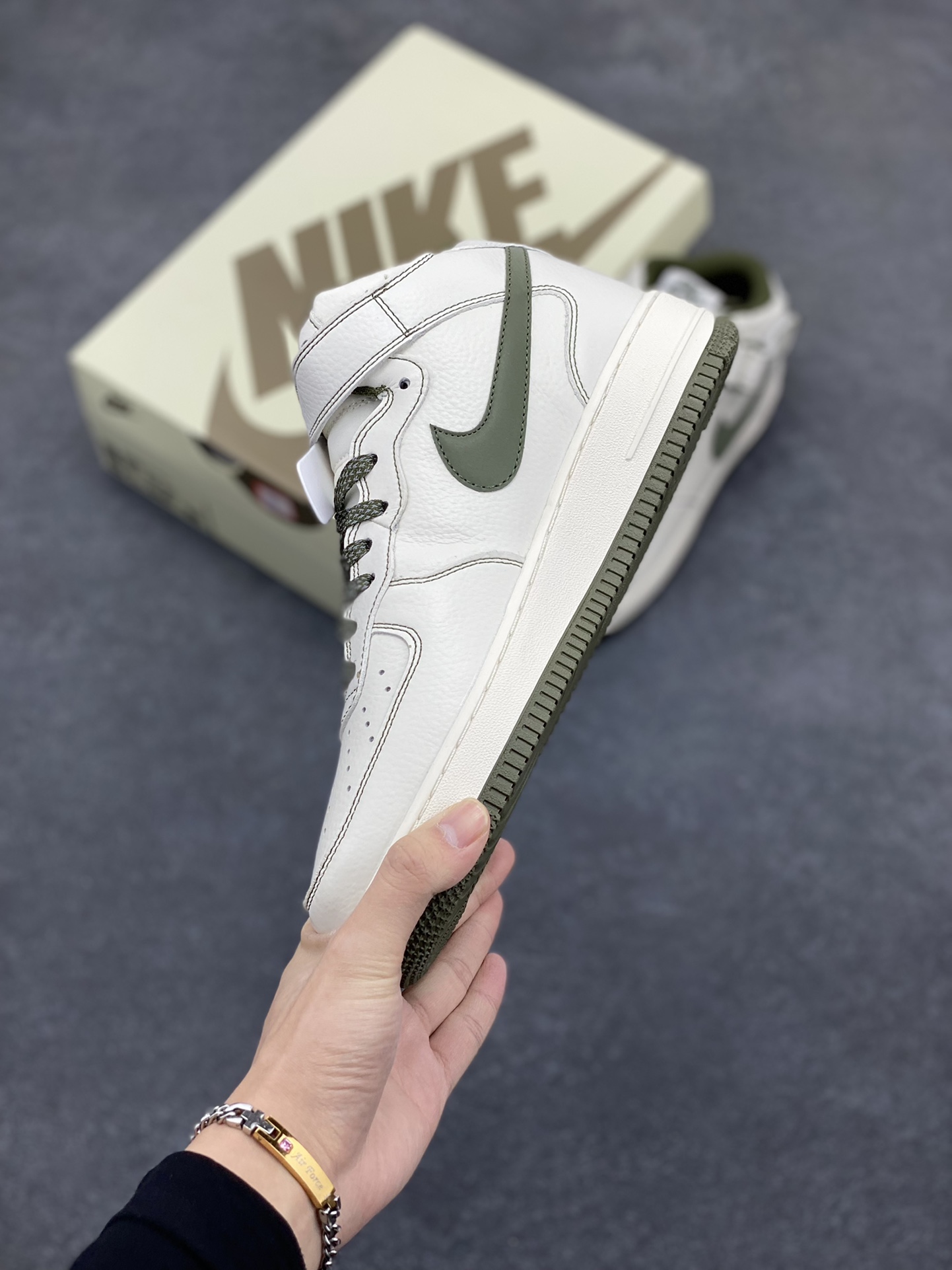 图片[3]-小红书爆款 秋冬新品  Nike Air Force 1 Mid \’07 米军绿 满天星中帮空军一号休闲板鞋 定制头成皮料 原装鞋盒 3M反光 原楦原纸板 纯正版型 内置全掌气垫 货号：RD6698-123 尺码：36 36.5 37.5 38 38.5 39 40 40.5 41 42 42.5 43 44 44.5 45-选品中心