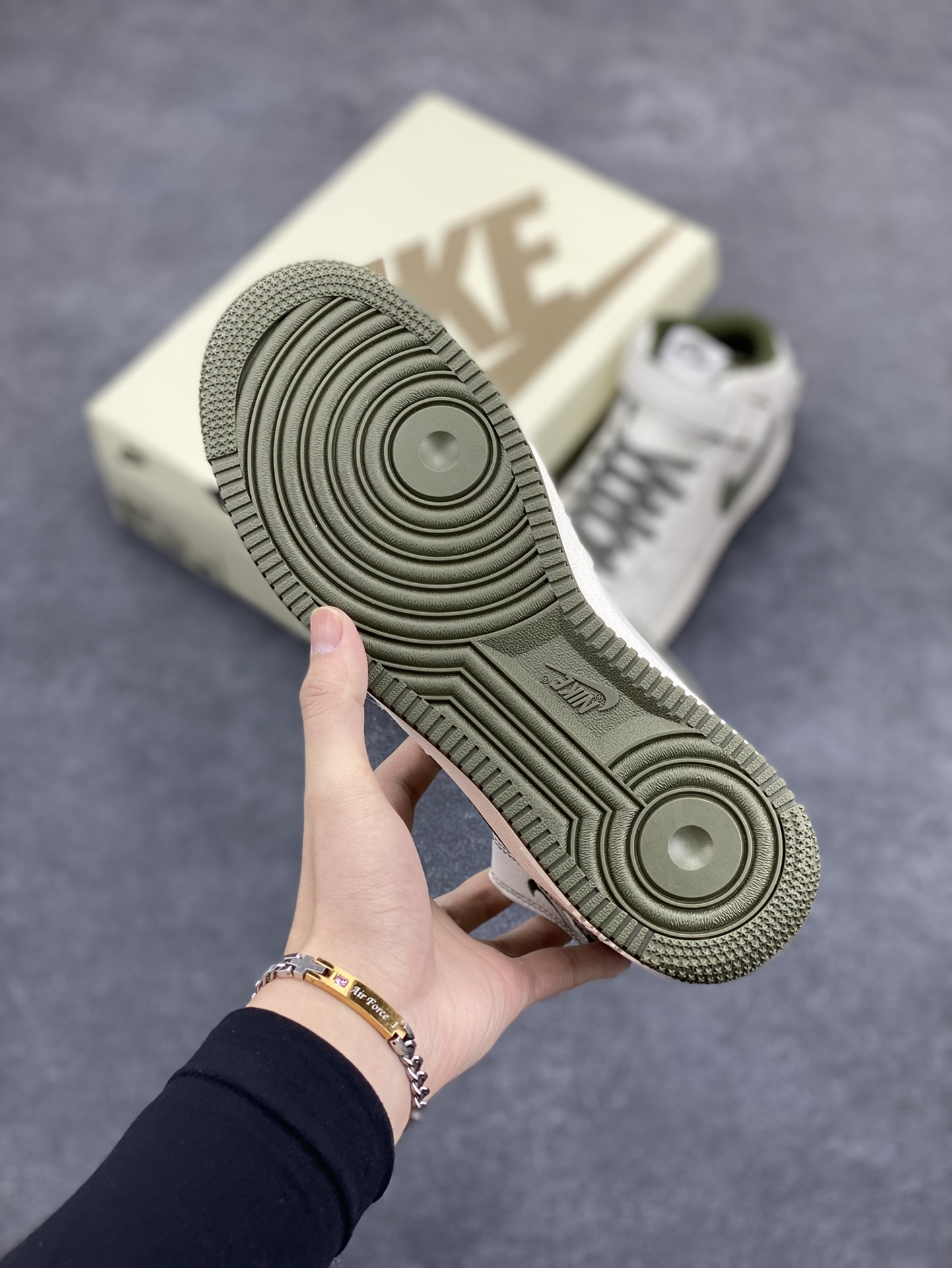 图片[5]-小红书爆款 秋冬新品  Nike Air Force 1 Mid \’07 米军绿 满天星中帮空军一号休闲板鞋 定制头成皮料 原装鞋盒 3M反光 原楦原纸板 纯正版型 内置全掌气垫 货号：RD6698-123 尺码：36 36.5 37.5 38 38.5 39 40 40.5 41 42 42.5 43 44 44.5 45-选品中心