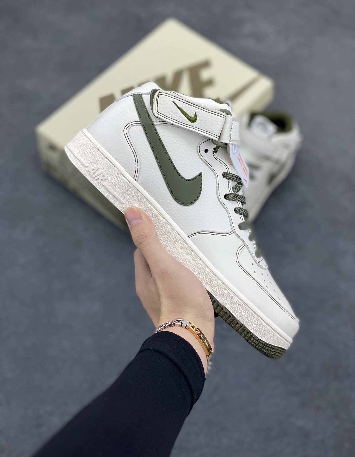 小红书爆款 秋冬新品  Nike Air Force 1 Mid \'07 米军绿 满天星中帮空军一号休闲板鞋 定制头成皮料 原装鞋盒 3M反光 原楦原纸板 纯正版型 内置全掌气垫 货号：RD6698-123 尺码：36 36.5 37.5 38 38.5 39 40 40.5 41 42 42.5 43 44 44.5 45-选品中心