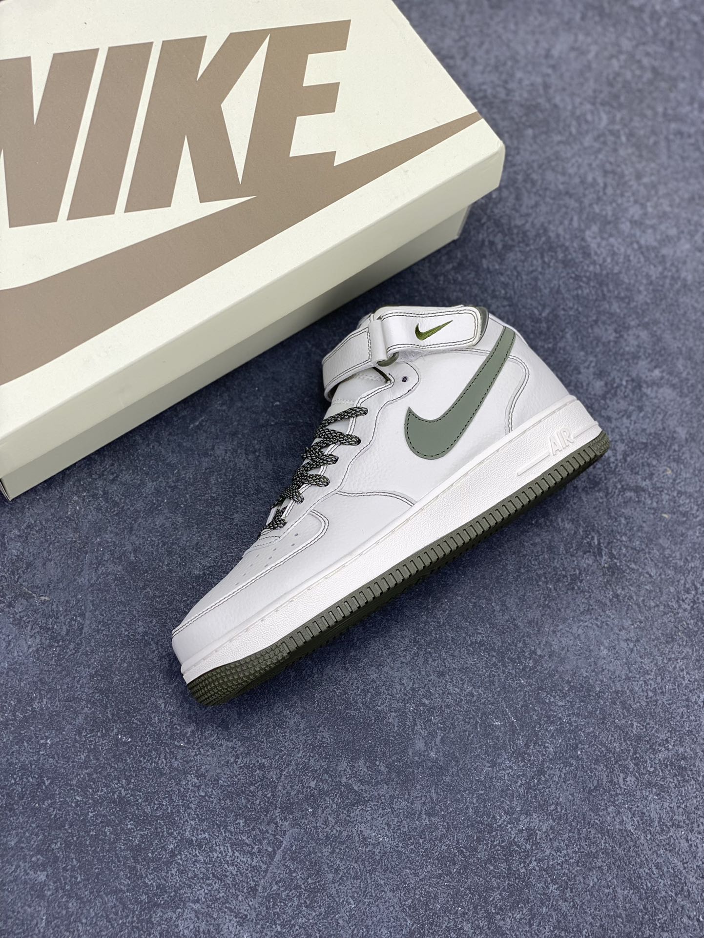 图片[7]-小红书爆款 秋冬新品  Nike Air Force 1 Mid \’07 米军绿 满天星中帮空军一号休闲板鞋 定制头成皮料 原装鞋盒 3M反光 原楦原纸板 纯正版型 内置全掌气垫 货号：RD6698-123 尺码：36 36.5 37.5 38 38.5 39 40 40.5 41 42 42.5 43 44 44.5 45-选品中心