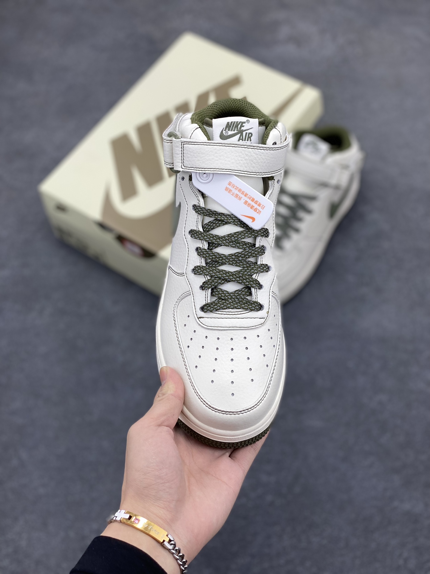 图片[2]-小红书爆款 秋冬新品  Nike Air Force 1 Mid \’07 米军绿 满天星中帮空军一号休闲板鞋 定制头成皮料 原装鞋盒 3M反光 原楦原纸板 纯正版型 内置全掌气垫 货号：RD6698-123 尺码：36 36.5 37.5 38 38.5 39 40 40.5 41 42 42.5 43 44 44.5 45-选品中心
