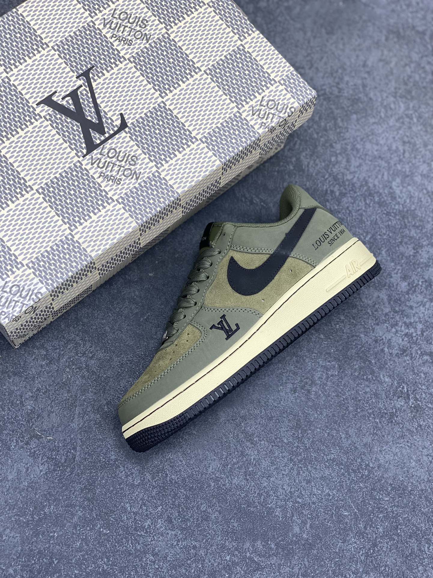 图片[7]-福利特价 NIke Air Force 1 \’07 Low “LV联名–军绿” 空军一号 中帮 运动鞋 休闲鞋 折边针车 工艺难度大 原楦头原纸板 原装鞋盒 定制五金配件 内置全掌气垫 原厂鞋底 货号：BA8806-223 尺码：36 36.5 37.5 38 38.5 39 40 40.5 41 42 42.5 43 44 44.5 45-选品中心