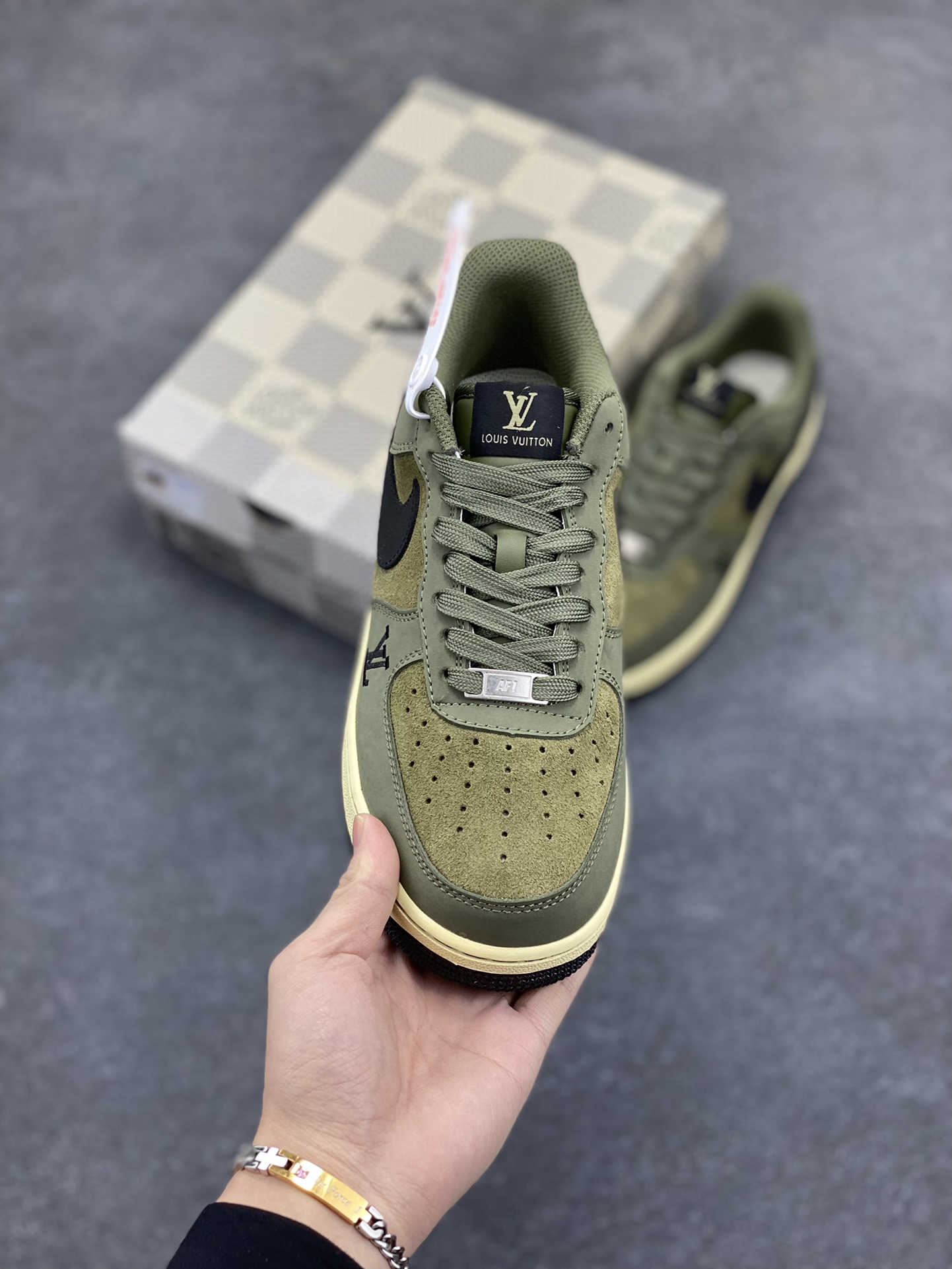 图片[2]-福利特价 NIke Air Force 1 \’07 Low “LV联名–军绿” 空军一号 中帮 运动鞋 休闲鞋 折边针车 工艺难度大 原楦头原纸板 原装鞋盒 定制五金配件 内置全掌气垫 原厂鞋底 货号：BA8806-223 尺码：36 36.5 37.5 38 38.5 39 40 40.5 41 42 42.5 43 44 44.5 45-选品中心