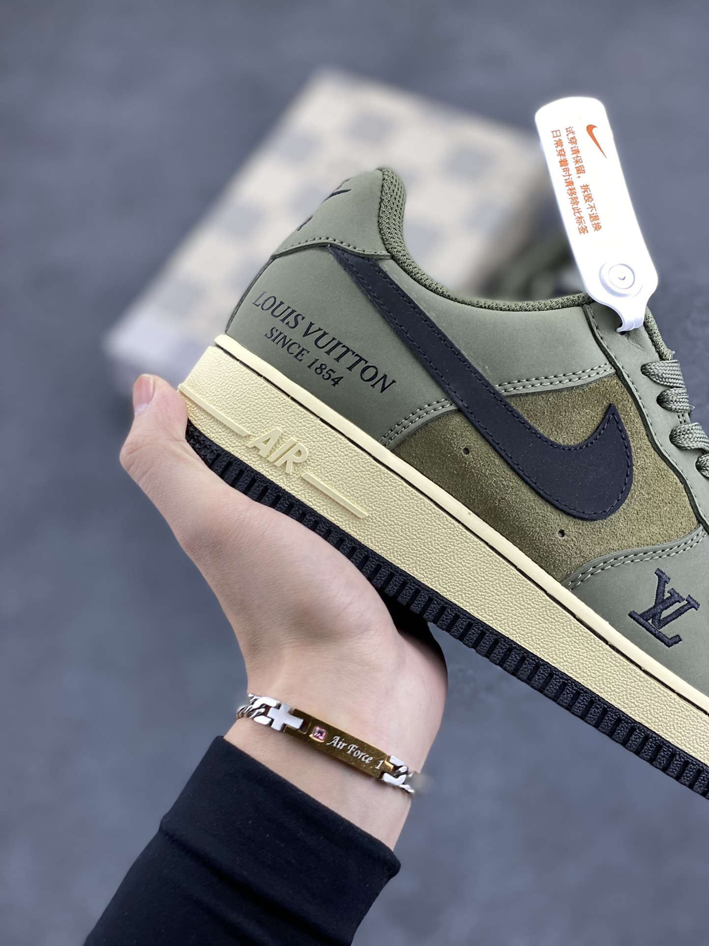 图片[6]-福利特价 NIke Air Force 1 \’07 Low “LV联名–军绿” 空军一号 中帮 运动鞋 休闲鞋 折边针车 工艺难度大 原楦头原纸板 原装鞋盒 定制五金配件 内置全掌气垫 原厂鞋底 货号：BA8806-223 尺码：36 36.5 37.5 38 38.5 39 40 40.5 41 42 42.5 43 44 44.5 45-选品中心