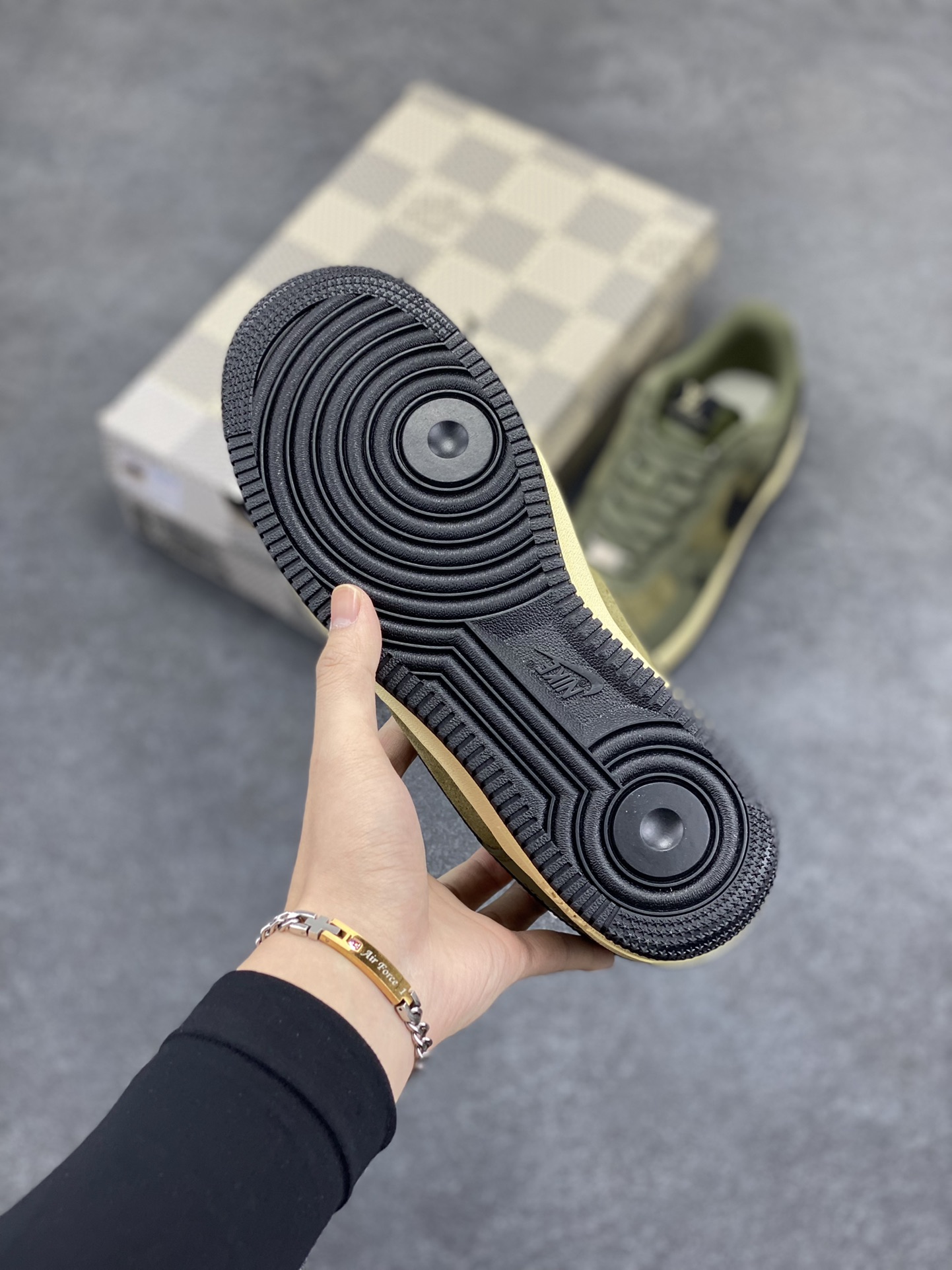 图片[5]-福利特价 NIke Air Force 1 \’07 Low “LV联名–军绿” 空军一号 中帮 运动鞋 休闲鞋 折边针车 工艺难度大 原楦头原纸板 原装鞋盒 定制五金配件 内置全掌气垫 原厂鞋底 货号：BA8806-223 尺码：36 36.5 37.5 38 38.5 39 40 40.5 41 42 42.5 43 44 44.5 45-选品中心