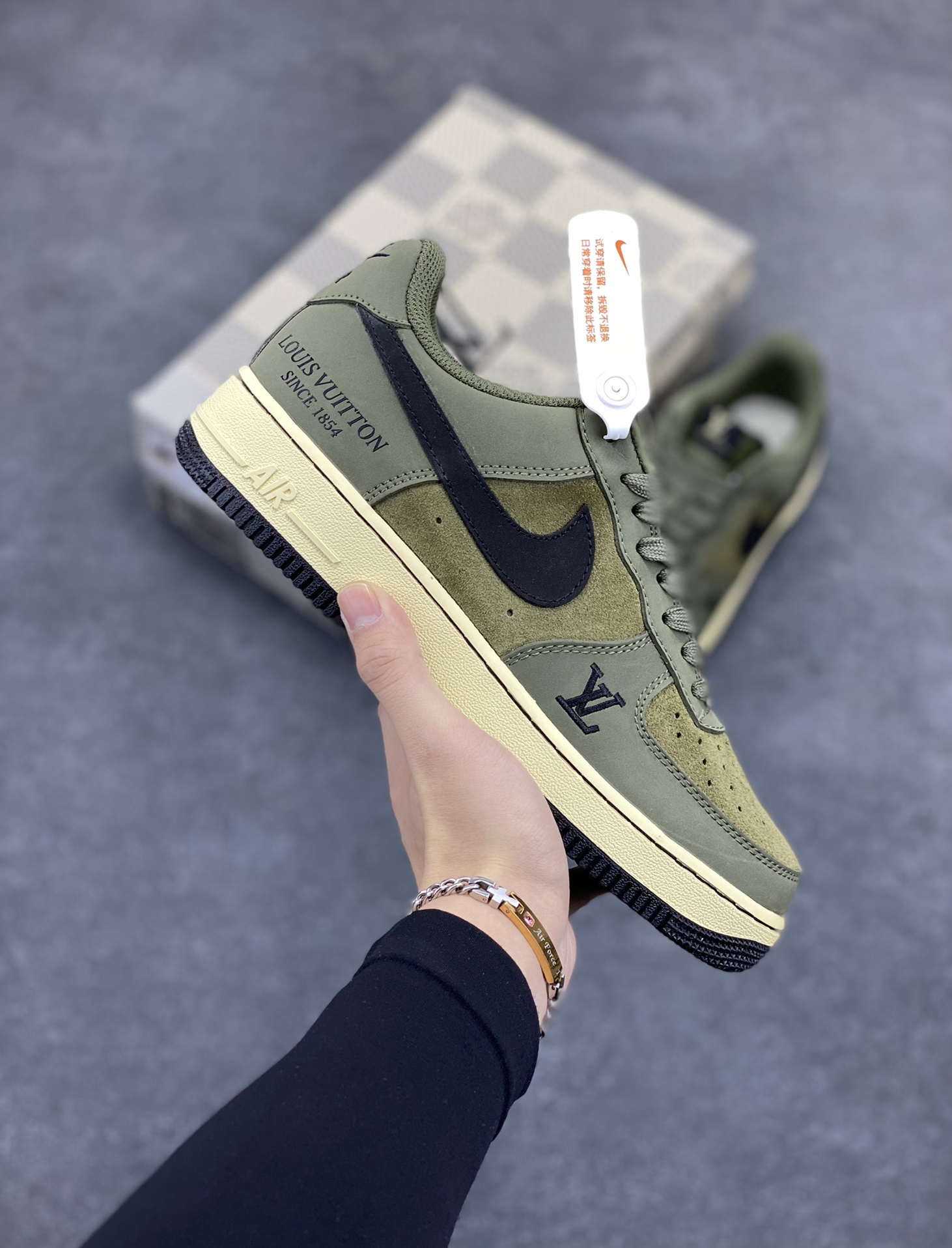 福利特价 NIke Air Force 1 \'07 Low “LV联名--军绿” 空军一号 中帮 运动鞋 休闲鞋 折边针车 工艺难度大 原楦头原纸板 原装鞋盒 定制五金配件 内置全掌气垫 原厂鞋底 货号：BA8806-223 尺码：36 36.5 37.5 38 38.5 39 40 40.5 41 42 42.5 43 44 44.5 45-选品中心
