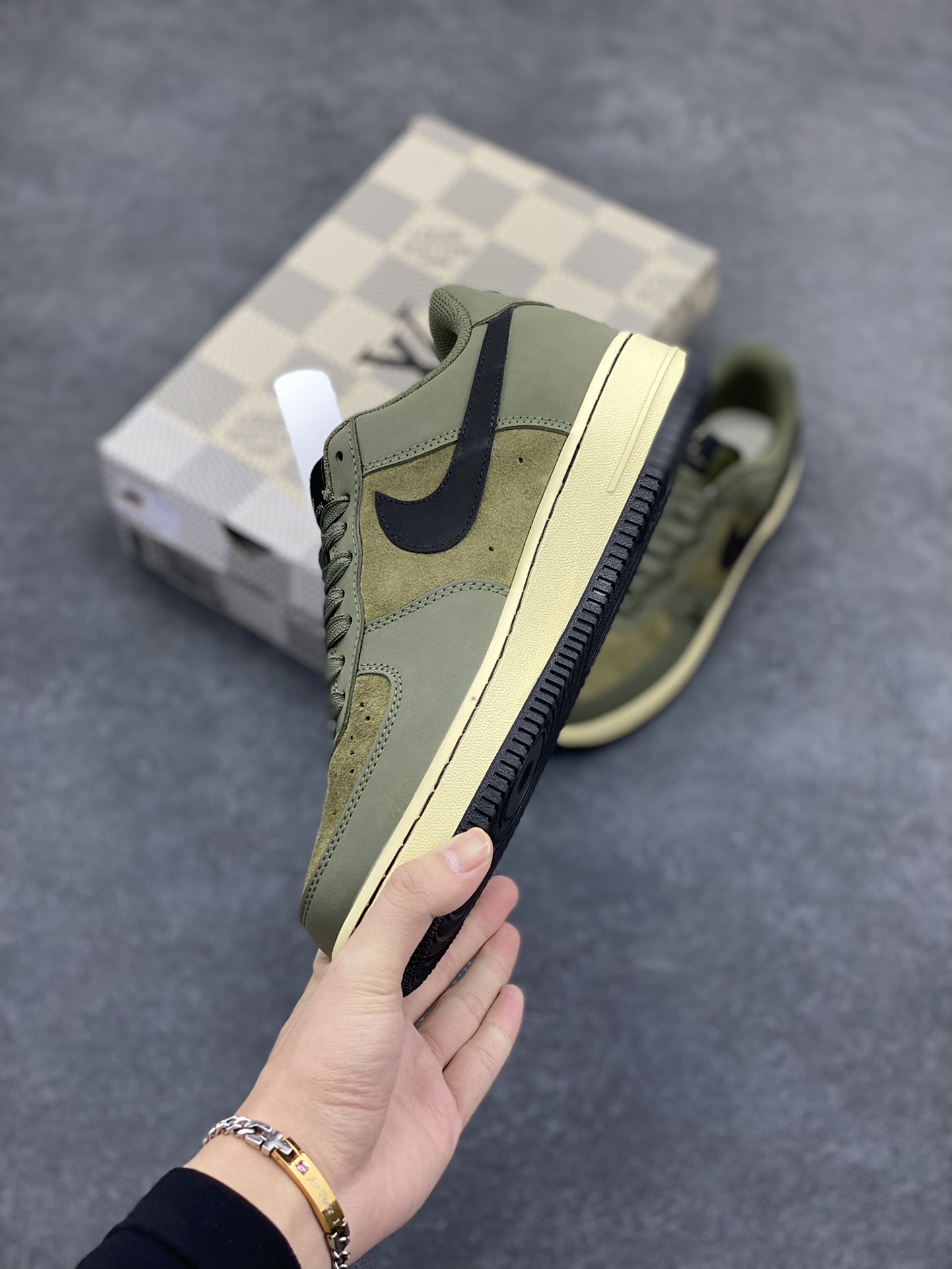 图片[3]-福利特价 NIke Air Force 1 \’07 Low “LV联名–军绿” 空军一号 中帮 运动鞋 休闲鞋 折边针车 工艺难度大 原楦头原纸板 原装鞋盒 定制五金配件 内置全掌气垫 原厂鞋底 货号：BA8806-223 尺码：36 36.5 37.5 38 38.5 39 40 40.5 41 42 42.5 43 44 44.5 45-选品中心
