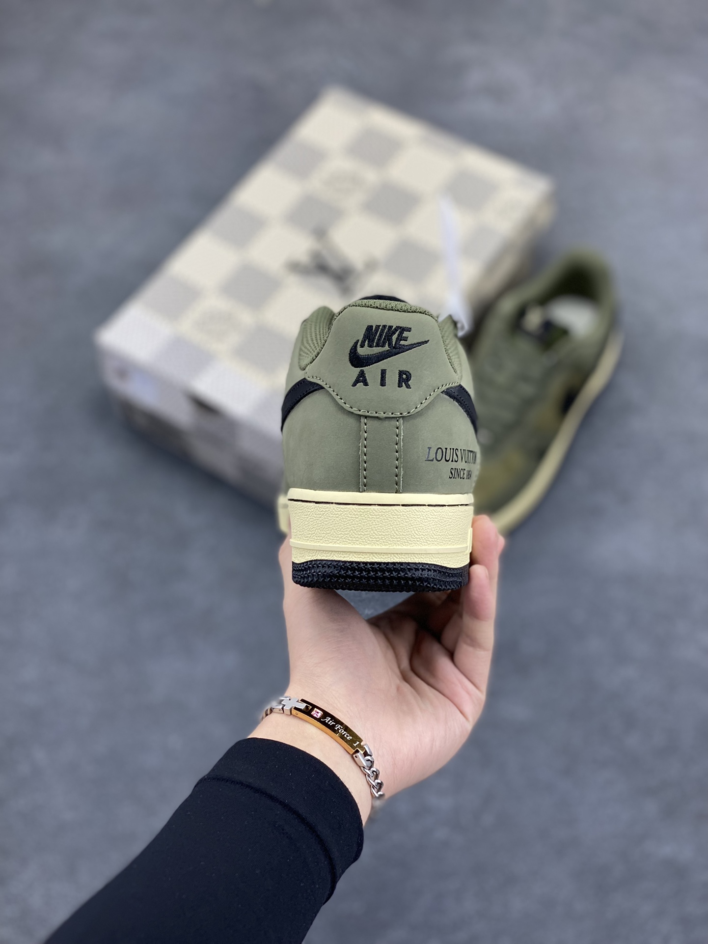 图片[4]-福利特价 NIke Air Force 1 \’07 Low “LV联名–军绿” 空军一号 中帮 运动鞋 休闲鞋 折边针车 工艺难度大 原楦头原纸板 原装鞋盒 定制五金配件 内置全掌气垫 原厂鞋底 货号：BA8806-223 尺码：36 36.5 37.5 38 38.5 39 40 40.5 41 42 42.5 43 44 44.5 45-选品中心