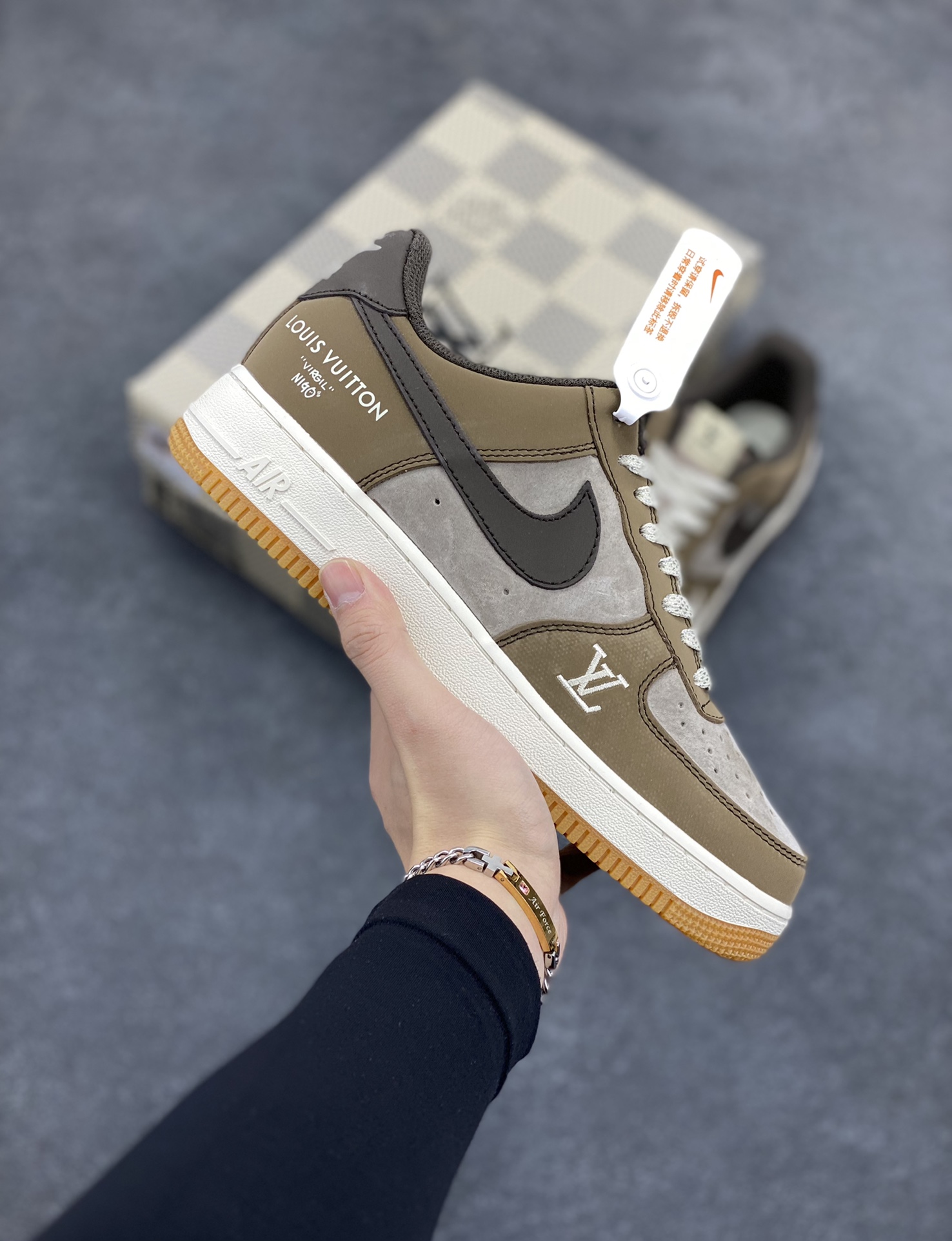福利特价 NIke Air Force 1 \’07 Low “LV联名–浅粽” 空军一号 中帮 运动鞋 休闲鞋 折边针车 工艺难度大 原楦头原纸板 原装鞋盒 定制五金配件 内置全掌气垫 原厂鞋底 货号:BA8806-224 尺码:36 36.5 37.5 38 38.5 39 40 40.5 41 42 42.5 43 44 44.5 45-选品中心