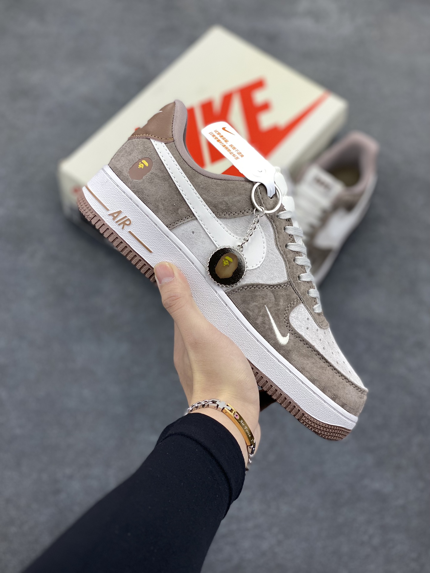 NIke Air Force 1 \’07 Low “Bape联名——棕白勾”空军一号 低帮 运动鞋 休闲鞋 折边针车 工艺难度大 原楦头原纸板 原装鞋盒 定制五金配件 内置全掌气垫 原厂鞋底 货号:KK1988-035 尺码:36 36.5 37.5 38 38.5 39 40 40.5 41 42 42.5 43 44 44.5 45-选品中心