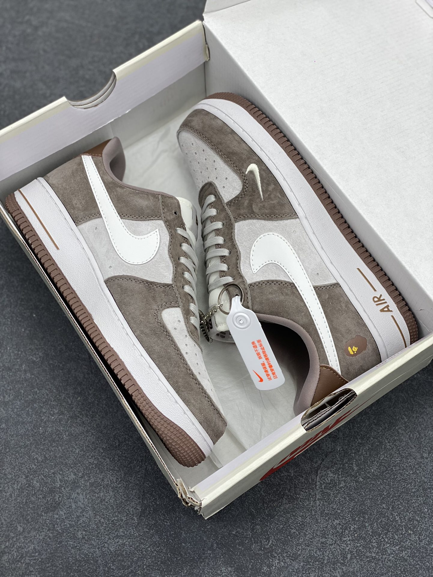 图片[9]-NIke Air Force 1 \’07 Low “Bape联名——棕白勾”空军一号 低帮 运动鞋 休闲鞋 折边针车 工艺难度大 原楦头原纸板 原装鞋盒 定制五金配件 内置全掌气垫 原厂鞋底 货号：KK1988-035 尺码：36 36.5 37.5 38 38.5 39 40 40.5 41 42 42.5 43 44 44.5 45-选品中心