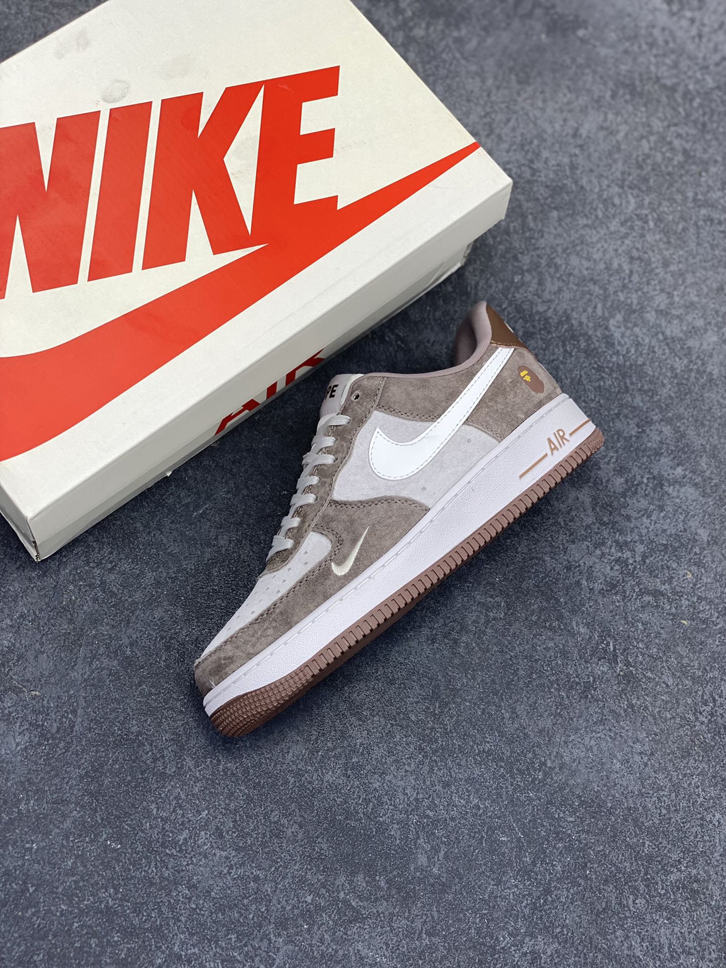 图片[7]-NIke Air Force 1 \’07 Low “Bape联名——棕白勾”空军一号 低帮 运动鞋 休闲鞋 折边针车 工艺难度大 原楦头原纸板 原装鞋盒 定制五金配件 内置全掌气垫 原厂鞋底 货号：KK1988-035 尺码：36 36.5 37.5 38 38.5 39 40 40.5 41 42 42.5 43 44 44.5 45-选品中心