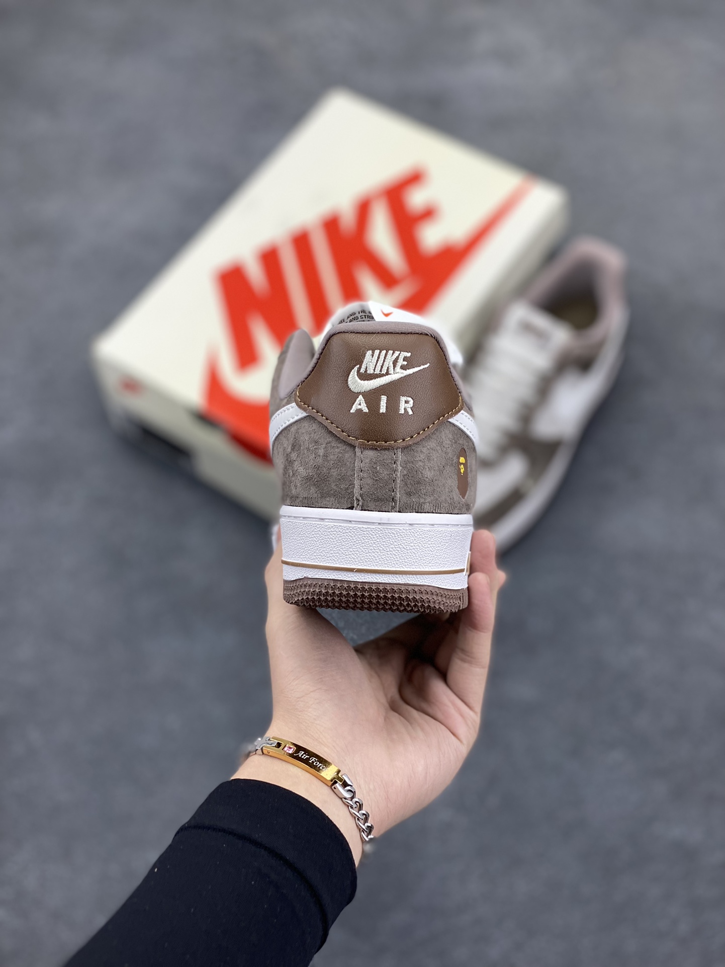 图片[4]-NIke Air Force 1 \’07 Low “Bape联名——棕白勾”空军一号 低帮 运动鞋 休闲鞋 折边针车 工艺难度大 原楦头原纸板 原装鞋盒 定制五金配件 内置全掌气垫 原厂鞋底 货号：KK1988-035 尺码：36 36.5 37.5 38 38.5 39 40 40.5 41 42 42.5 43 44 44.5 45-选品中心