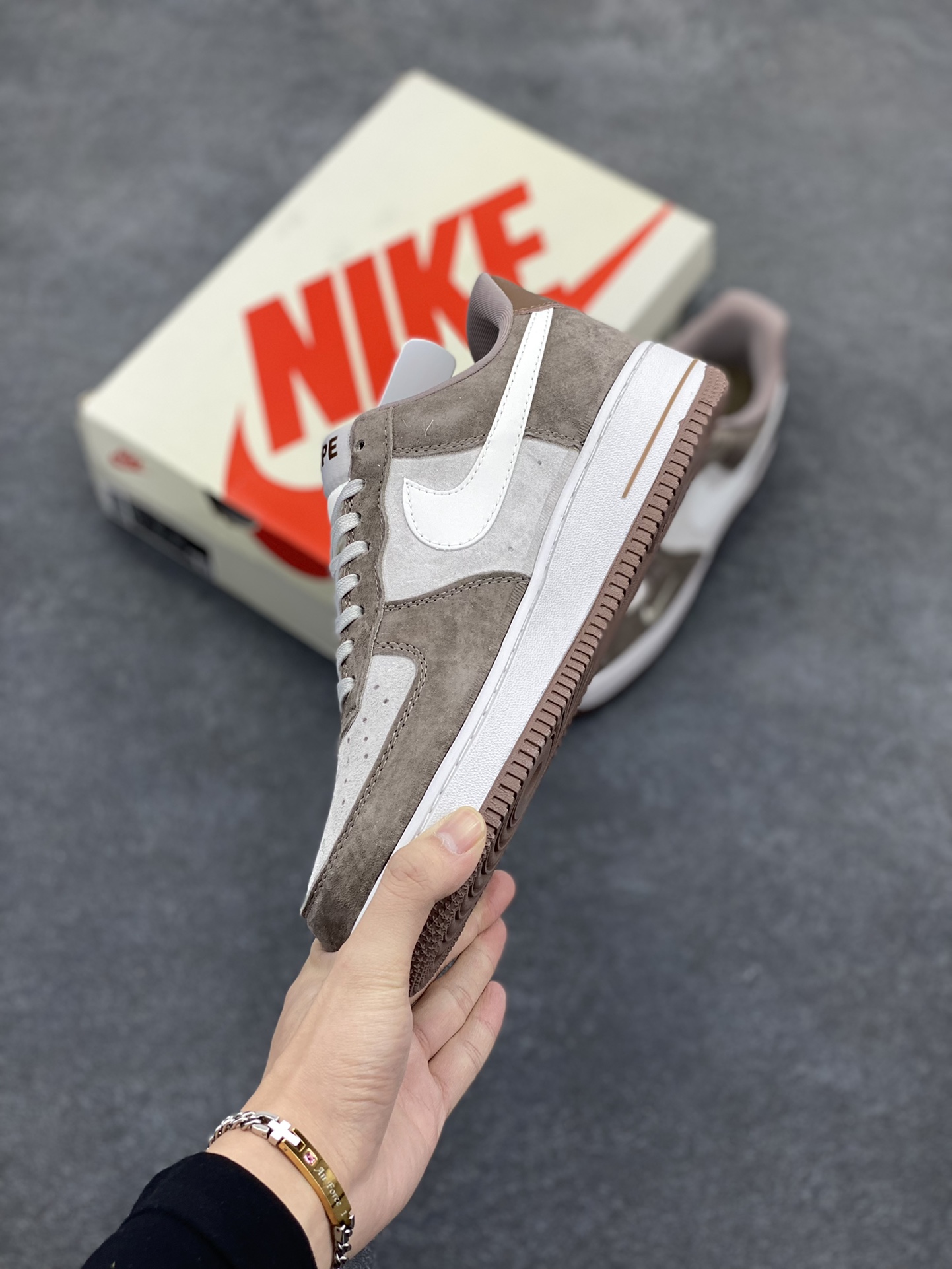 图片[3]-NIke Air Force 1 \’07 Low “Bape联名——棕白勾”空军一号 低帮 运动鞋 休闲鞋 折边针车 工艺难度大 原楦头原纸板 原装鞋盒 定制五金配件 内置全掌气垫 原厂鞋底 货号：KK1988-035 尺码：36 36.5 37.5 38 38.5 39 40 40.5 41 42 42.5 43 44 44.5 45-选品中心