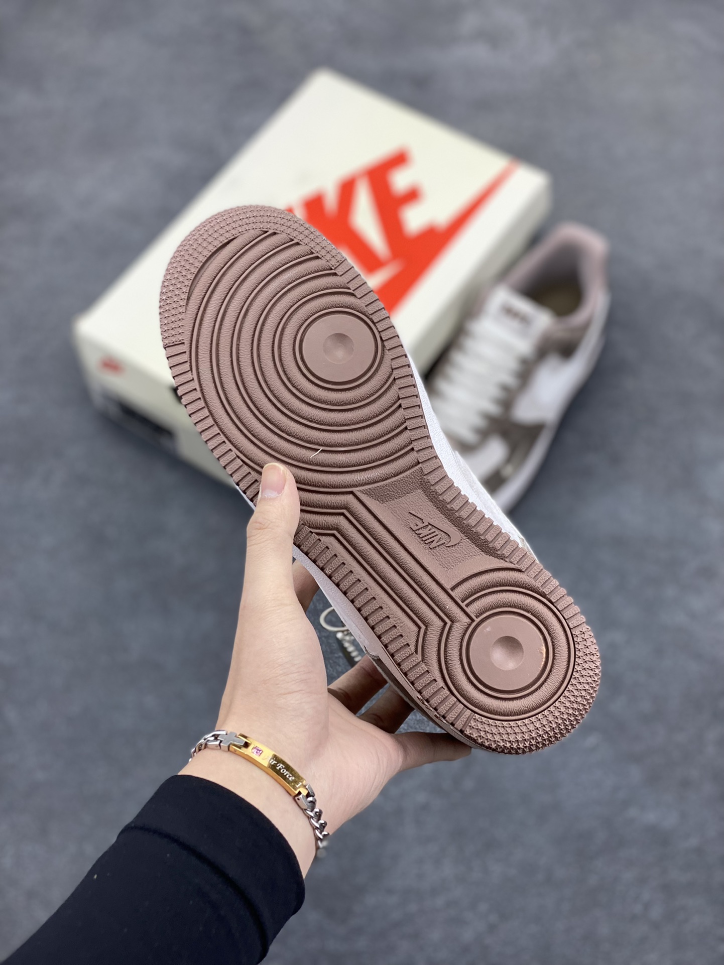 图片[5]-NIke Air Force 1 \’07 Low “Bape联名——棕白勾”空军一号 低帮 运动鞋 休闲鞋 折边针车 工艺难度大 原楦头原纸板 原装鞋盒 定制五金配件 内置全掌气垫 原厂鞋底 货号：KK1988-035 尺码：36 36.5 37.5 38 38.5 39 40 40.5 41 42 42.5 43 44 44.5 45-选品中心