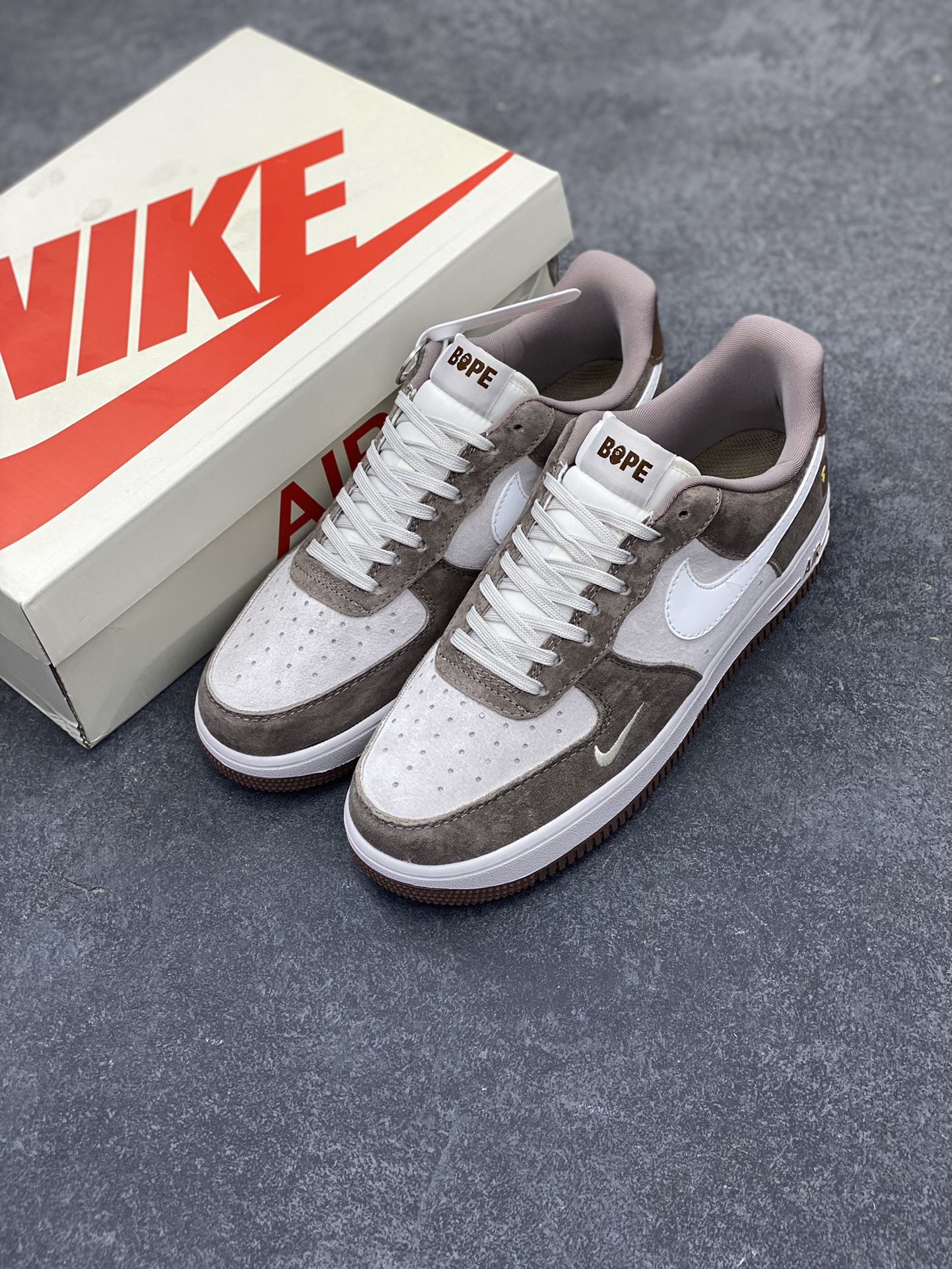 图片[8]-NIke Air Force 1 \’07 Low “Bape联名——棕白勾”空军一号 低帮 运动鞋 休闲鞋 折边针车 工艺难度大 原楦头原纸板 原装鞋盒 定制五金配件 内置全掌气垫 原厂鞋底 货号：KK1988-035 尺码：36 36.5 37.5 38 38.5 39 40 40.5 41 42 42.5 43 44 44.5 45-选品中心
