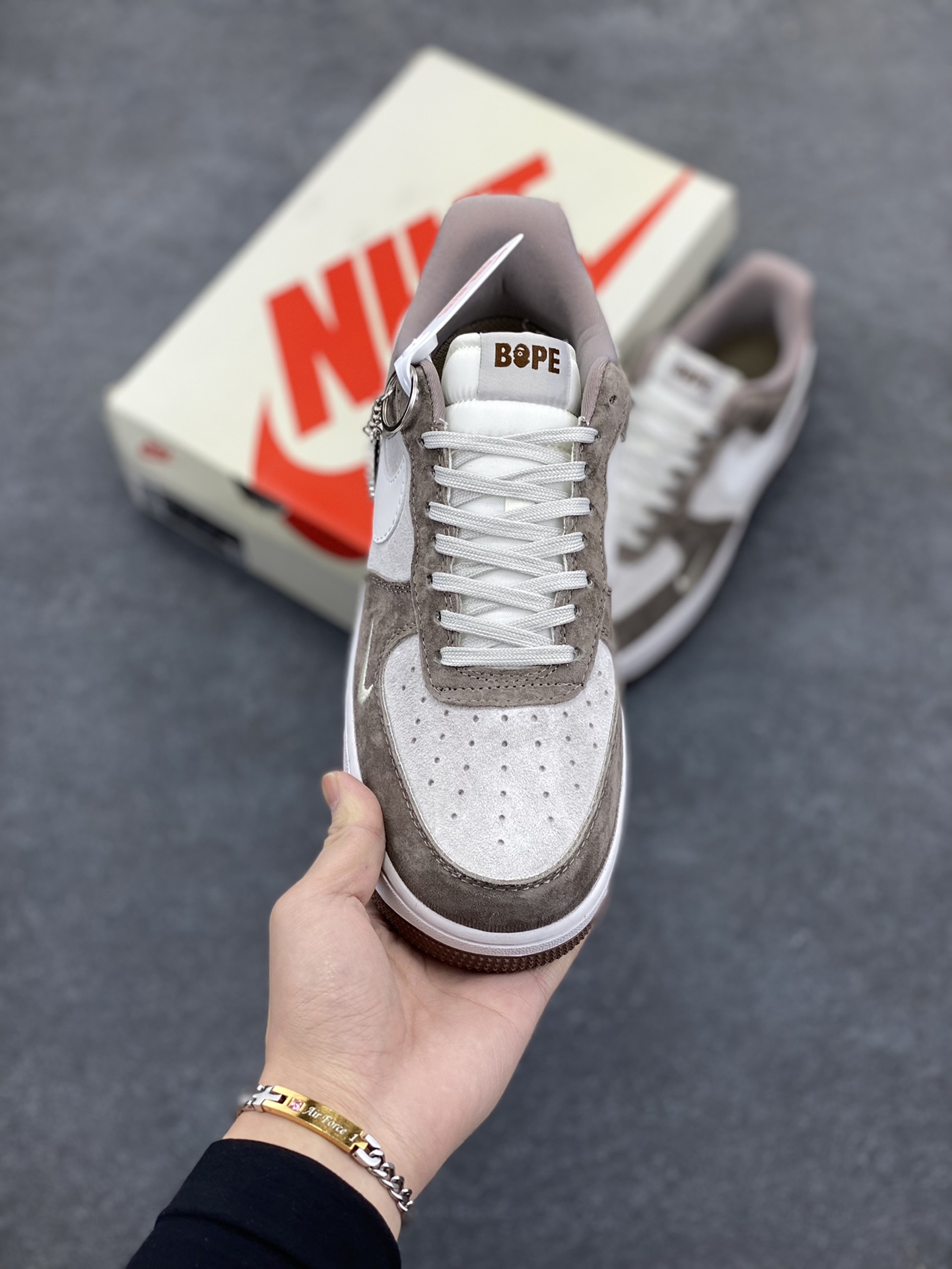 图片[2]-NIke Air Force 1 \’07 Low “Bape联名——棕白勾”空军一号 低帮 运动鞋 休闲鞋 折边针车 工艺难度大 原楦头原纸板 原装鞋盒 定制五金配件 内置全掌气垫 原厂鞋底 货号：KK1988-035 尺码：36 36.5 37.5 38 38.5 39 40 40.5 41 42 42.5 43 44 44.5 45-选品中心