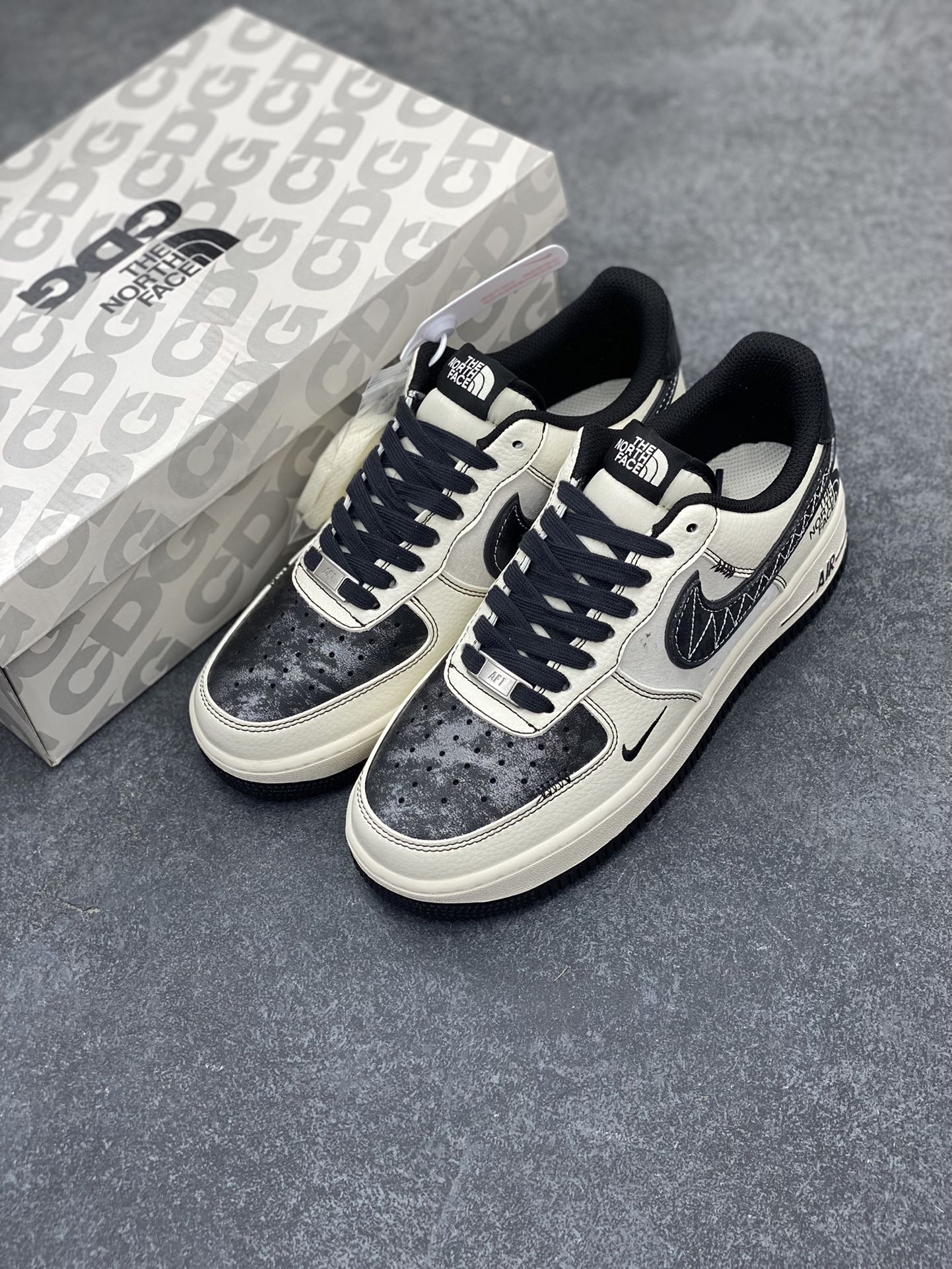 图片[8]-NIke Air Force 1 \’07 Low “北面联名——漆皮黑线”空军一号 低帮 运动鞋 休闲鞋 折边针车 工艺难度大 原楦头原纸板 原装鞋盒 定制五金配件 内置全掌气垫 原厂鞋底 货号：DM6688-005 尺码：36 36.5 37.5 38 38.5 39 40 40.5 41 42 42.5 43 44 44.5 45-选品中心
