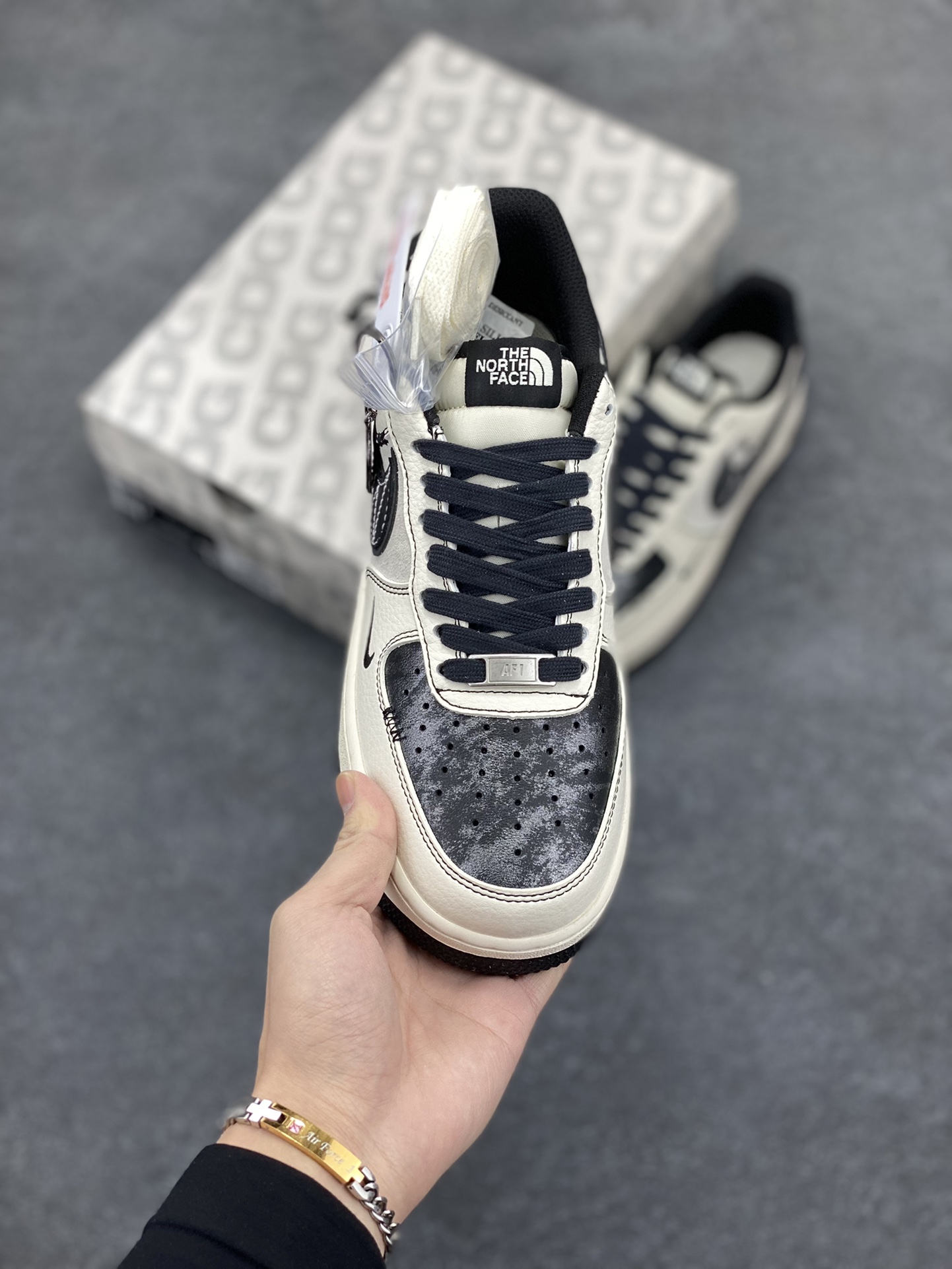 图片[2]-NIke Air Force 1 \’07 Low “北面联名——漆皮黑线”空军一号 低帮 运动鞋 休闲鞋 折边针车 工艺难度大 原楦头原纸板 原装鞋盒 定制五金配件 内置全掌气垫 原厂鞋底 货号：DM6688-005 尺码：36 36.5 37.5 38 38.5 39 40 40.5 41 42 42.5 43 44 44.5 45-选品中心