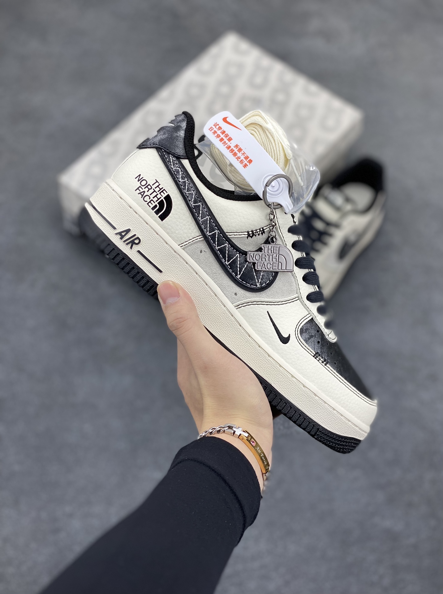 NIke Air Force 1 \’07 Low “北面联名——漆皮黑线”空军一号 低帮 运动鞋 休闲鞋 折边针车 工艺难度大 原楦头原纸板 原装鞋盒 定制五金配件 内置全掌气垫 原厂鞋底 货号:DM6688-005 尺码:36 36.5 37.5 38 38.5 39 40 40.5 41 42 42.5 43 44 44.5 45-选品中心