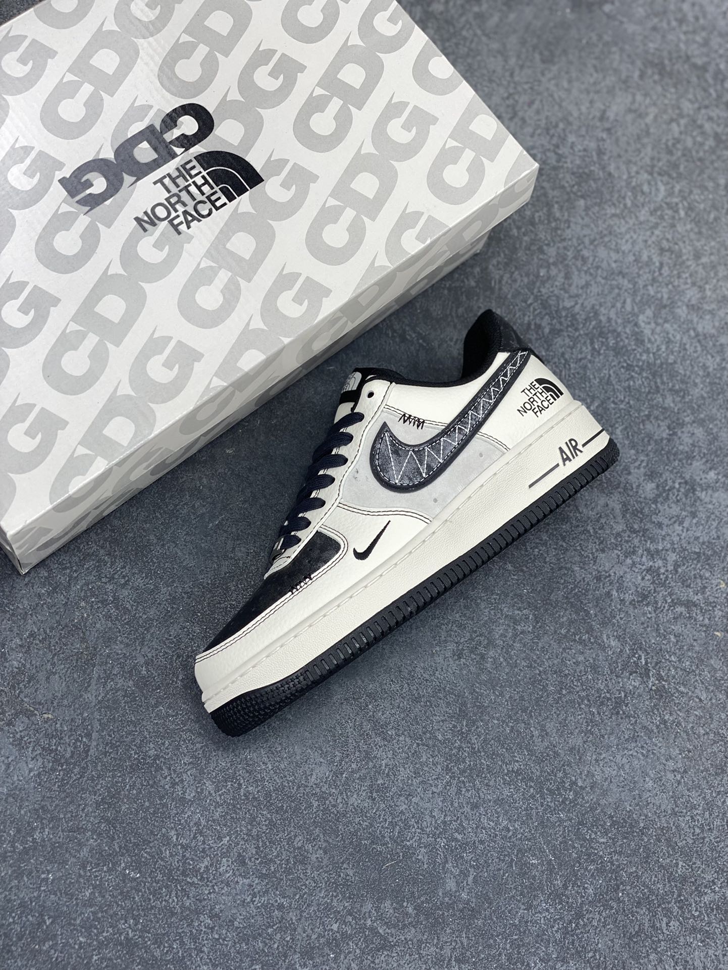 图片[7]-NIke Air Force 1 \’07 Low “北面联名——漆皮黑线”空军一号 低帮 运动鞋 休闲鞋 折边针车 工艺难度大 原楦头原纸板 原装鞋盒 定制五金配件 内置全掌气垫 原厂鞋底 货号：DM6688-005 尺码：36 36.5 37.5 38 38.5 39 40 40.5 41 42 42.5 43 44 44.5 45-选品中心