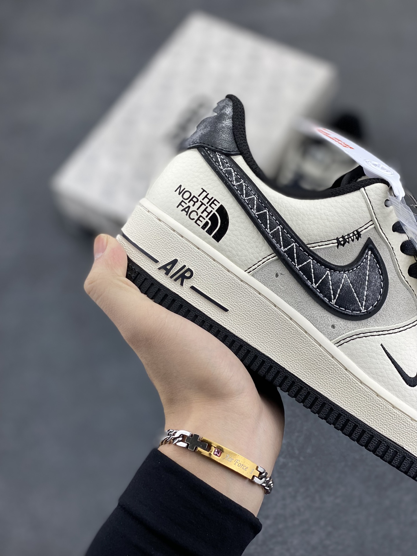 图片[6]-NIke Air Force 1 \’07 Low “北面联名——漆皮黑线”空军一号 低帮 运动鞋 休闲鞋 折边针车 工艺难度大 原楦头原纸板 原装鞋盒 定制五金配件 内置全掌气垫 原厂鞋底 货号：DM6688-005 尺码：36 36.5 37.5 38 38.5 39 40 40.5 41 42 42.5 43 44 44.5 45-选品中心