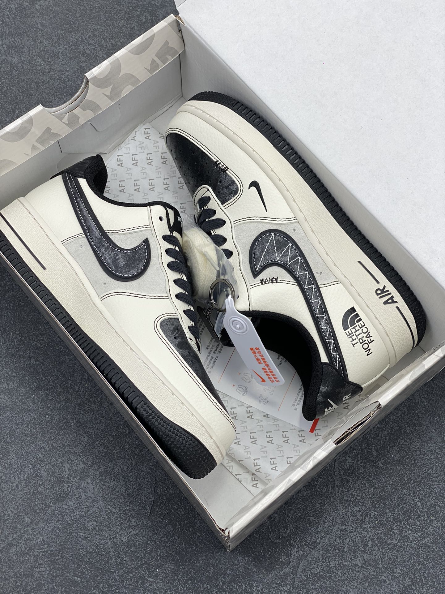 图片[9]-NIke Air Force 1 \’07 Low “北面联名——漆皮黑线”空军一号 低帮 运动鞋 休闲鞋 折边针车 工艺难度大 原楦头原纸板 原装鞋盒 定制五金配件 内置全掌气垫 原厂鞋底 货号：DM6688-005 尺码：36 36.5 37.5 38 38.5 39 40 40.5 41 42 42.5 43 44 44.5 45-选品中心