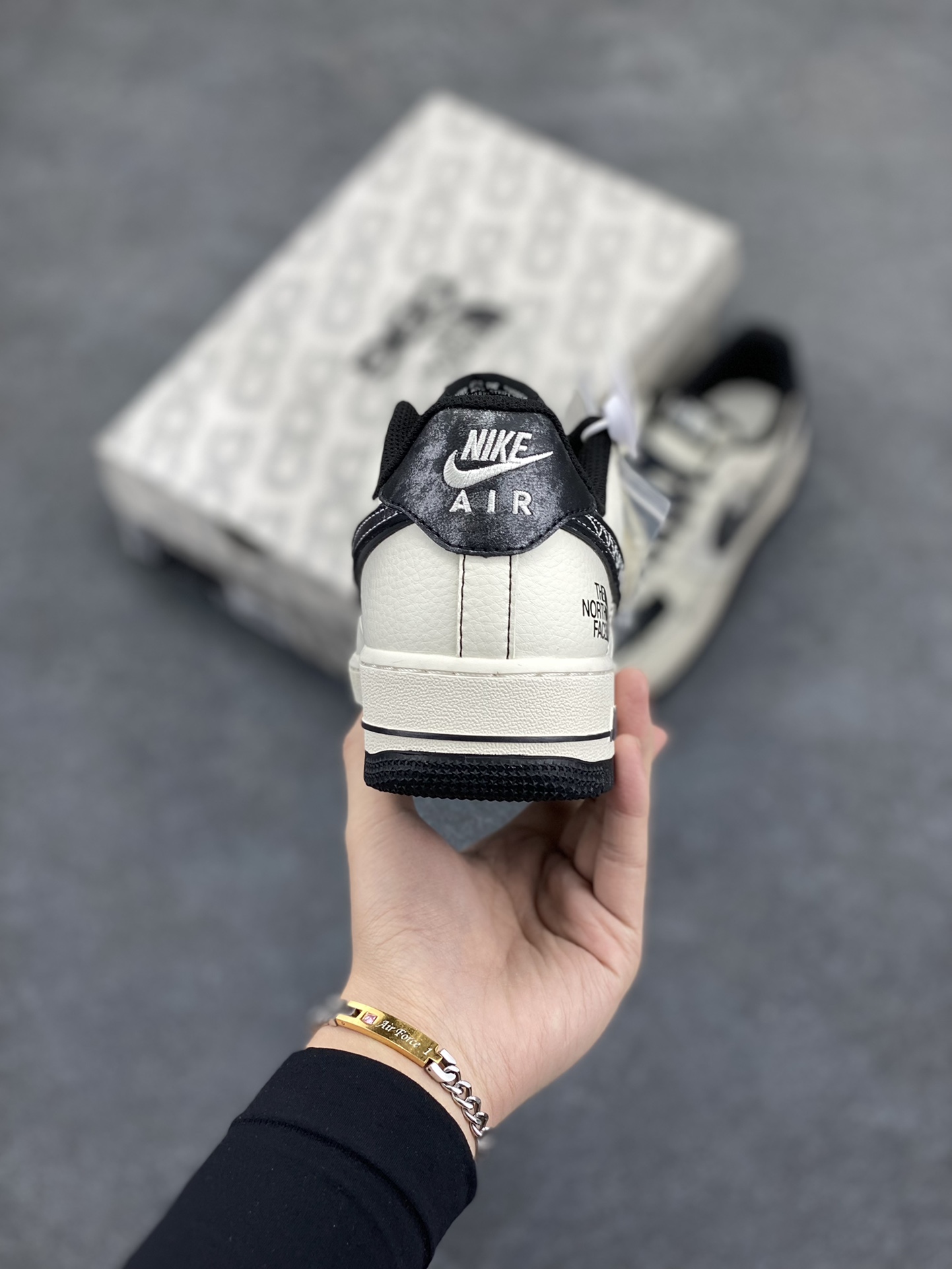 图片[4]-NIke Air Force 1 \’07 Low “北面联名——漆皮黑线”空军一号 低帮 运动鞋 休闲鞋 折边针车 工艺难度大 原楦头原纸板 原装鞋盒 定制五金配件 内置全掌气垫 原厂鞋底 货号：DM6688-005 尺码：36 36.5 37.5 38 38.5 39 40 40.5 41 42 42.5 43 44 44.5 45-选品中心