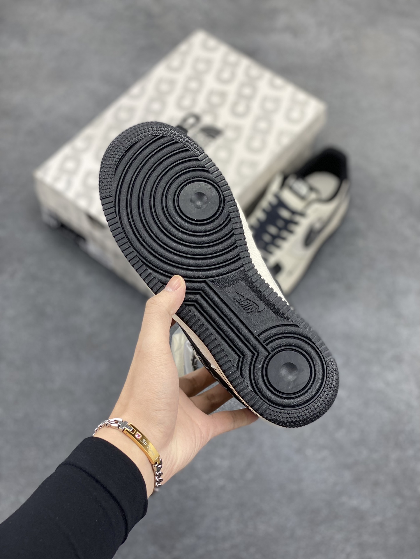 图片[5]-NIke Air Force 1 \’07 Low “北面联名——漆皮黑线”空军一号 低帮 运动鞋 休闲鞋 折边针车 工艺难度大 原楦头原纸板 原装鞋盒 定制五金配件 内置全掌气垫 原厂鞋底 货号：DM6688-005 尺码：36 36.5 37.5 38 38.5 39 40 40.5 41 42 42.5 43 44 44.5 45-选品中心