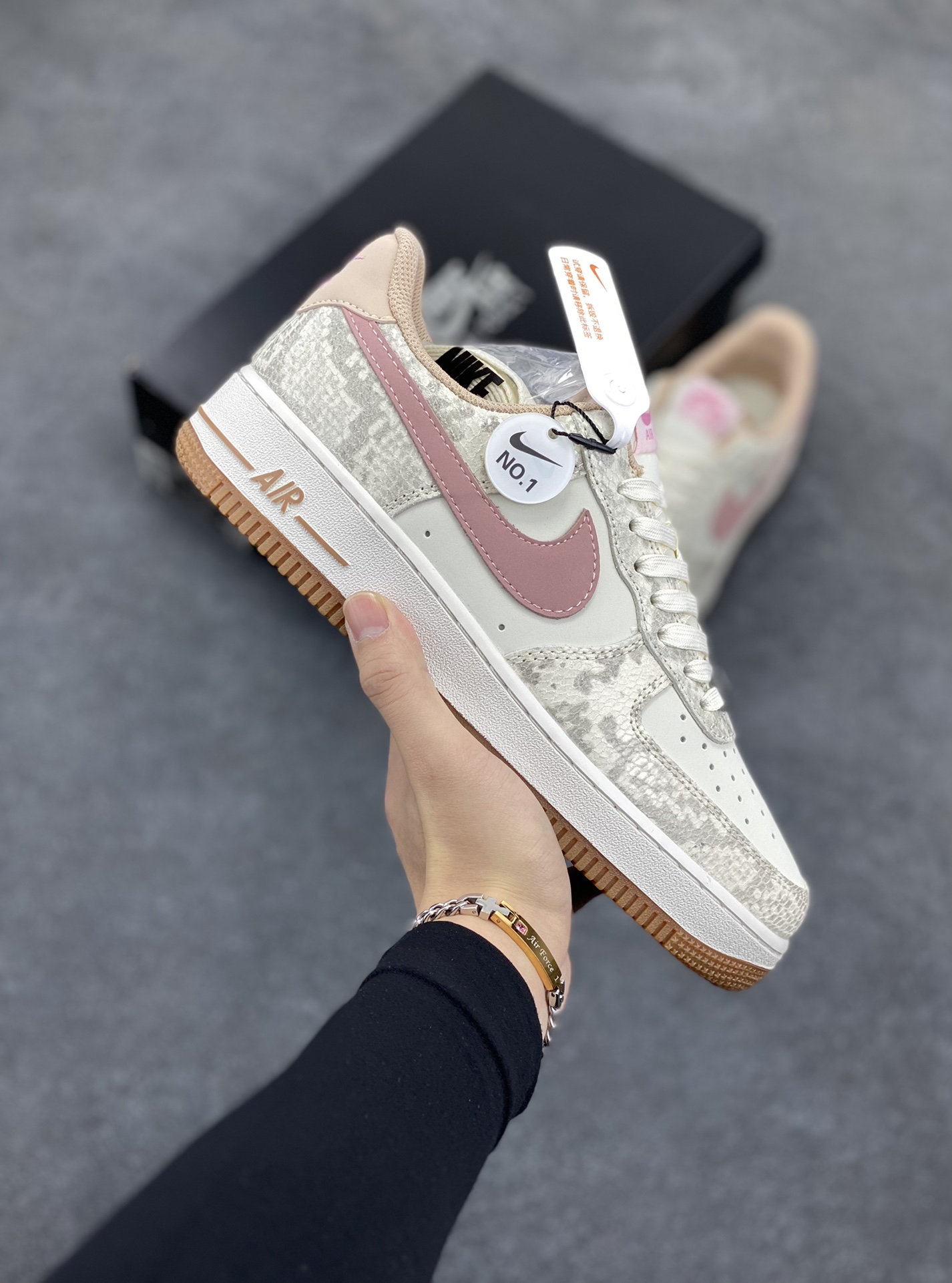 ✨ No.1版本 纯原级别 Nike Air Force 1 Low ——“粉蛇” 货号：HF2898-100 原厂冲刀皮料切割干净 无任何毛边 清洁度细节完美 做工细节全方位比对原鞋。 原楦原纸板 打造纯正空军 专注外贸渠道 全掌内置蜂窝气垫 原盒配件 原厂中底钢印、拉帮完美！ 全套原楦原模倾力打造完美版型！ 无解鞋型 原盒原配 超高清洁度 全鞋零毛边皮料切割！ 👍一码配一扣 👍品质问题一月换新 👍终身质保 我们承诺/保证：所有No.1版本AF1全是官方原鞋开发-全方位比对原鞋！ 👍复刻官方原厂模具-倾力打造完美版型！！ 👍全掌内置蜂窝气垫-材质用料绝不偷工减料！ 👍全配色更换新一代最新版-鱼鳞纹大底！＋可荧光邦迪车缝线！ 尺码：36 36.5 37.5 38 38.5 39 40 40.5 41 42 42.5 43 44 44.5 45 46-选品中心