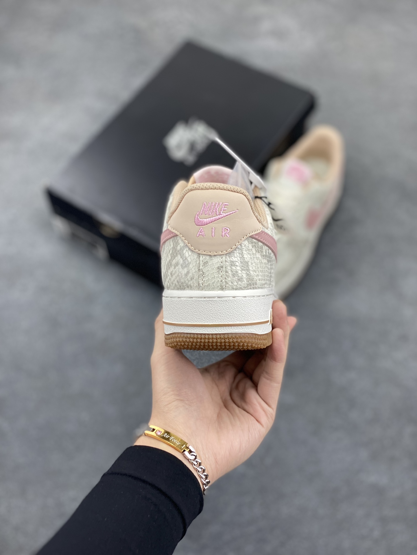 图片[4]-✨ No.1版本 纯原级别 Nike Air Force 1 Low ——“粉蛇” 货号：HF2898-100 原厂冲刀皮料切割干净 无任何毛边 清洁度细节完美 做工细节全方位比对原鞋。 原楦原纸板 打造纯正空军 专注外贸渠道 全掌内置蜂窝气垫 原盒配件 原厂中底钢印、拉帮完美！ 全套原楦原模倾力打造完美版型！ 无解鞋型 原盒原配 超高清洁度 全鞋零毛边皮料切割！ 👍一码配一扣 👍品质问题一月换新 👍终身质保 我们承诺/保证：所有No.1版本AF1全是官方原鞋开发-全方位比对原鞋！ 👍复刻官方原厂模具-倾力打造完美版型！！ 👍全掌内置蜂窝气垫-材质用料绝不偷工减料！ 👍全配色更换新一代最新版-鱼鳞纹大底！＋可荧光邦迪车缝线！ 尺码：36 36.5 37.5 38 38.5 39 40 40.5 41 42 42.5 43 44 44.5 45 46-选品中心
