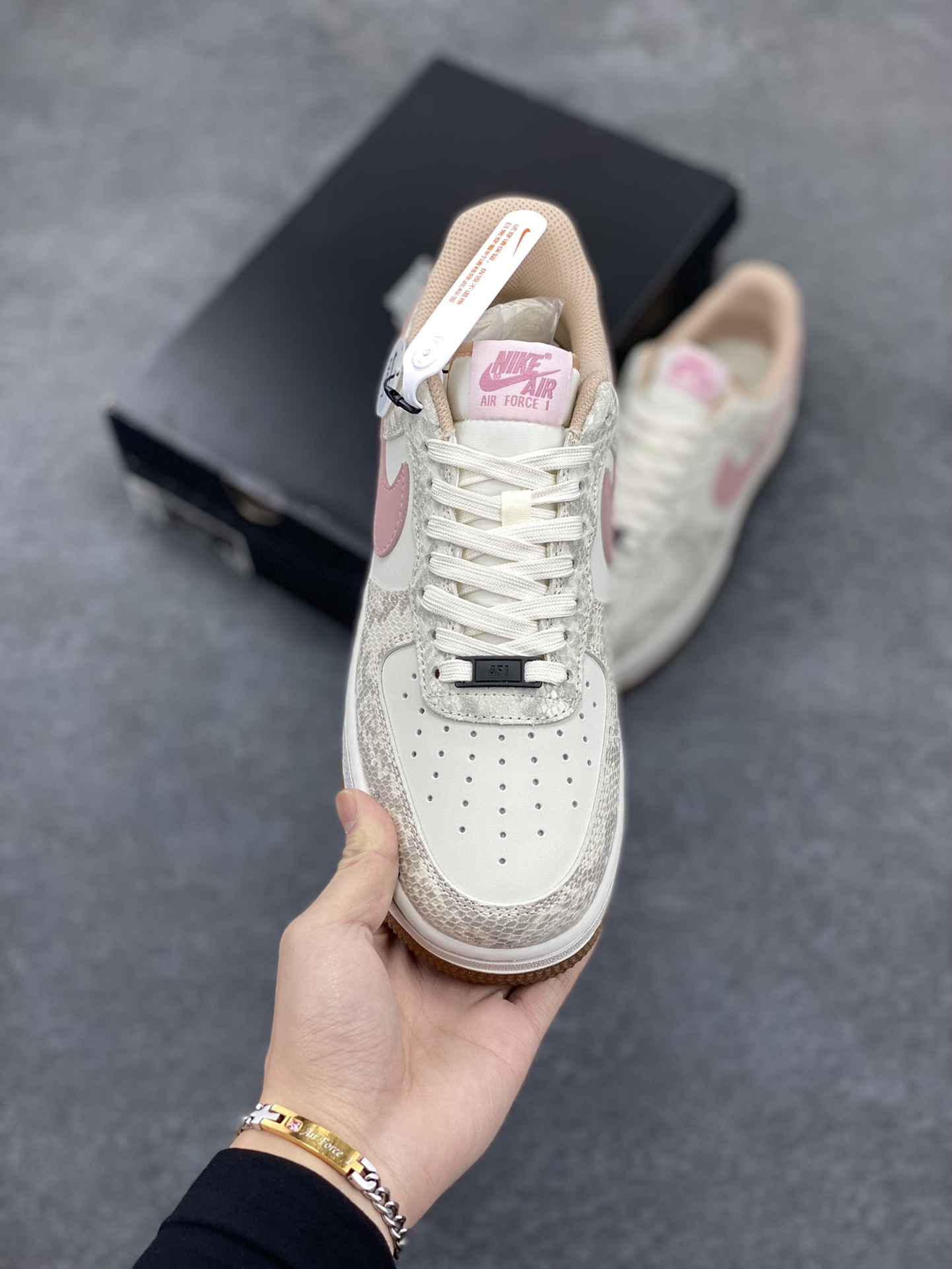 图片[2]-✨ No.1版本 纯原级别 Nike Air Force 1 Low ——“粉蛇” 货号：HF2898-100 原厂冲刀皮料切割干净 无任何毛边 清洁度细节完美 做工细节全方位比对原鞋。 原楦原纸板 打造纯正空军 专注外贸渠道 全掌内置蜂窝气垫 原盒配件 原厂中底钢印、拉帮完美！ 全套原楦原模倾力打造完美版型！ 无解鞋型 原盒原配 超高清洁度 全鞋零毛边皮料切割！ 👍一码配一扣 👍品质问题一月换新 👍终身质保 我们承诺/保证：所有No.1版本AF1全是官方原鞋开发-全方位比对原鞋！ 👍复刻官方原厂模具-倾力打造完美版型！！ 👍全掌内置蜂窝气垫-材质用料绝不偷工减料！ 👍全配色更换新一代最新版-鱼鳞纹大底！＋可荧光邦迪车缝线！ 尺码：36 36.5 37.5 38 38.5 39 40 40.5 41 42 42.5 43 44 44.5 45 46-选品中心