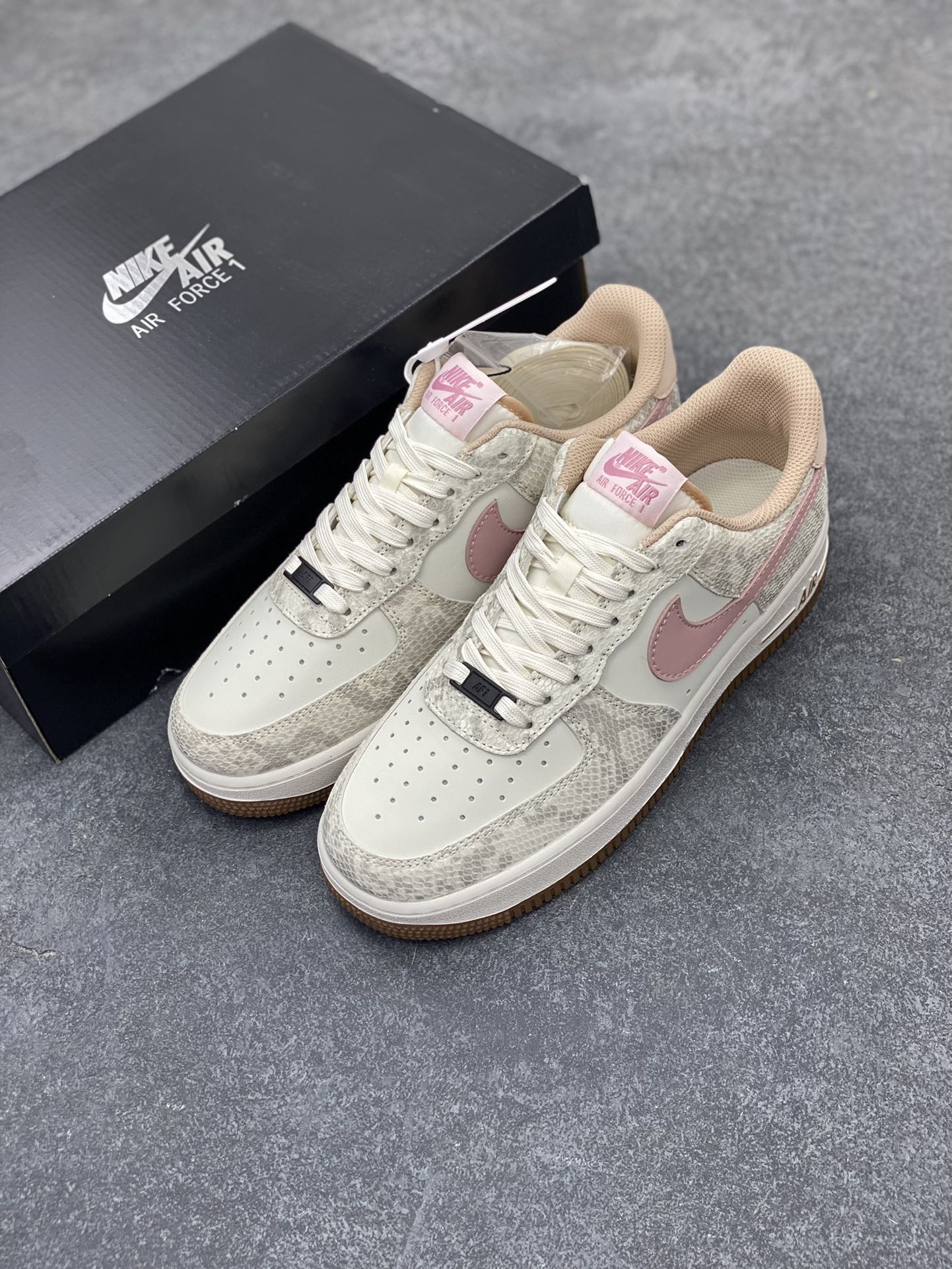 图片[8]-✨ No.1版本 纯原级别 Nike Air Force 1 Low ——“粉蛇” 货号：HF2898-100 原厂冲刀皮料切割干净 无任何毛边 清洁度细节完美 做工细节全方位比对原鞋。 原楦原纸板 打造纯正空军 专注外贸渠道 全掌内置蜂窝气垫 原盒配件 原厂中底钢印、拉帮完美！ 全套原楦原模倾力打造完美版型！ 无解鞋型 原盒原配 超高清洁度 全鞋零毛边皮料切割！ 👍一码配一扣 👍品质问题一月换新 👍终身质保 我们承诺/保证：所有No.1版本AF1全是官方原鞋开发-全方位比对原鞋！ 👍复刻官方原厂模具-倾力打造完美版型！！ 👍全掌内置蜂窝气垫-材质用料绝不偷工减料！ 👍全配色更换新一代最新版-鱼鳞纹大底！＋可荧光邦迪车缝线！ 尺码：36 36.5 37.5 38 38.5 39 40 40.5 41 42 42.5 43 44 44.5 45 46-选品中心