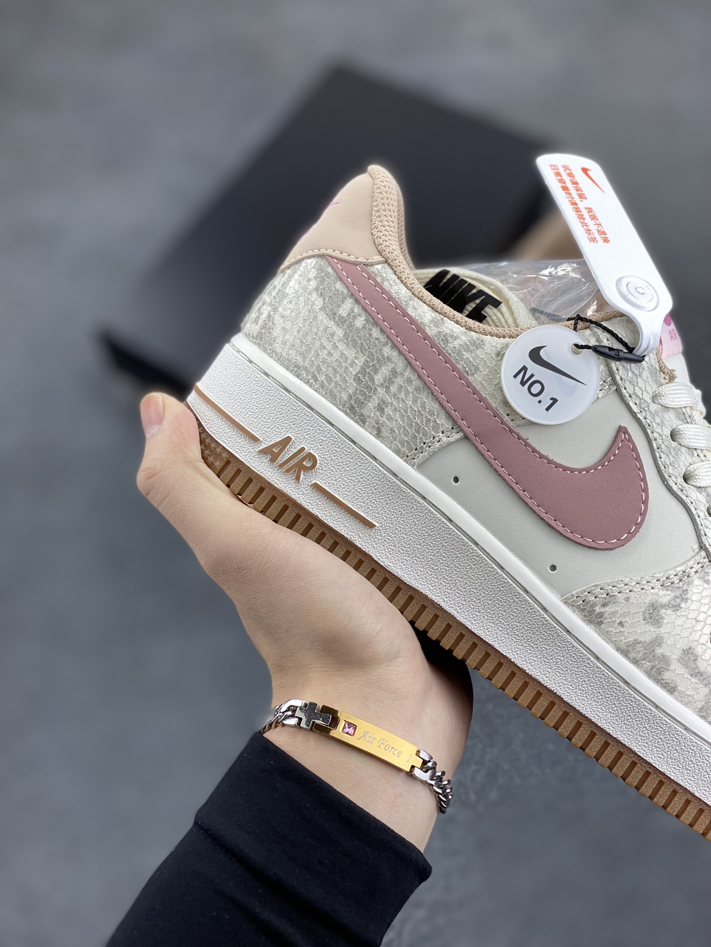 图片[6]-✨ No.1版本 纯原级别 Nike Air Force 1 Low ——“粉蛇” 货号：HF2898-100 原厂冲刀皮料切割干净 无任何毛边 清洁度细节完美 做工细节全方位比对原鞋。 原楦原纸板 打造纯正空军 专注外贸渠道 全掌内置蜂窝气垫 原盒配件 原厂中底钢印、拉帮完美！ 全套原楦原模倾力打造完美版型！ 无解鞋型 原盒原配 超高清洁度 全鞋零毛边皮料切割！ 👍一码配一扣 👍品质问题一月换新 👍终身质保 我们承诺/保证：所有No.1版本AF1全是官方原鞋开发-全方位比对原鞋！ 👍复刻官方原厂模具-倾力打造完美版型！！ 👍全掌内置蜂窝气垫-材质用料绝不偷工减料！ 👍全配色更换新一代最新版-鱼鳞纹大底！＋可荧光邦迪车缝线！ 尺码：36 36.5 37.5 38 38.5 39 40 40.5 41 42 42.5 43 44 44.5 45 46-选品中心
