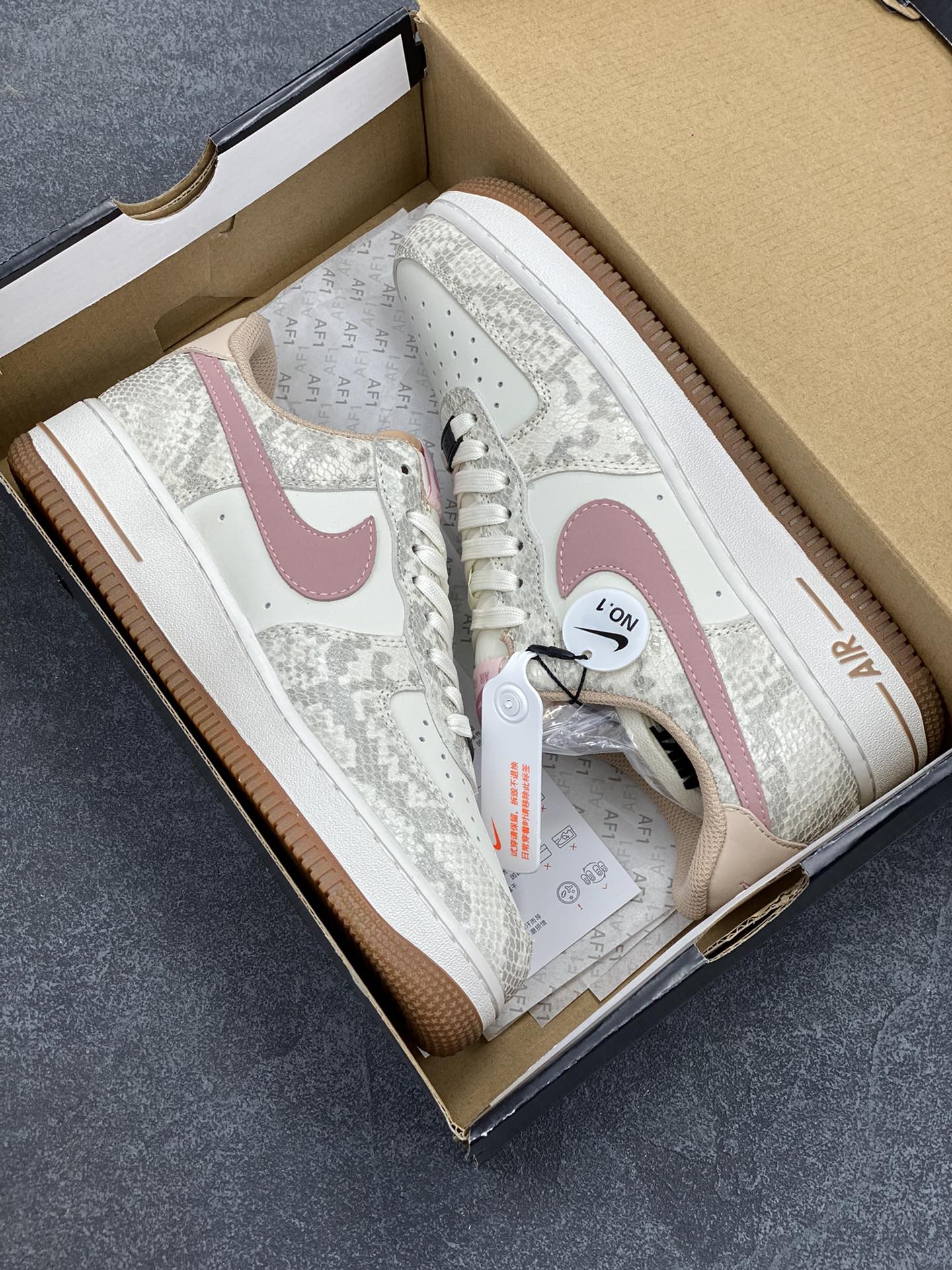 图片[9]-✨ No.1版本 纯原级别 Nike Air Force 1 Low ——“粉蛇” 货号：HF2898-100 原厂冲刀皮料切割干净 无任何毛边 清洁度细节完美 做工细节全方位比对原鞋。 原楦原纸板 打造纯正空军 专注外贸渠道 全掌内置蜂窝气垫 原盒配件 原厂中底钢印、拉帮完美！ 全套原楦原模倾力打造完美版型！ 无解鞋型 原盒原配 超高清洁度 全鞋零毛边皮料切割！ 👍一码配一扣 👍品质问题一月换新 👍终身质保 我们承诺/保证：所有No.1版本AF1全是官方原鞋开发-全方位比对原鞋！ 👍复刻官方原厂模具-倾力打造完美版型！！ 👍全掌内置蜂窝气垫-材质用料绝不偷工减料！ 👍全配色更换新一代最新版-鱼鳞纹大底！＋可荧光邦迪车缝线！ 尺码：36 36.5 37.5 38 38.5 39 40 40.5 41 42 42.5 43 44 44.5 45 46-选品中心