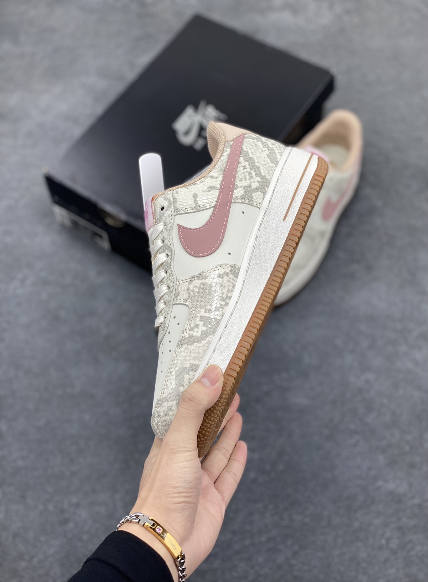 图片[3]-✨ No.1版本 纯原级别 Nike Air Force 1 Low ——“粉蛇” 货号：HF2898-100 原厂冲刀皮料切割干净 无任何毛边 清洁度细节完美 做工细节全方位比对原鞋。 原楦原纸板 打造纯正空军 专注外贸渠道 全掌内置蜂窝气垫 原盒配件 原厂中底钢印、拉帮完美！ 全套原楦原模倾力打造完美版型！ 无解鞋型 原盒原配 超高清洁度 全鞋零毛边皮料切割！ 👍一码配一扣 👍品质问题一月换新 👍终身质保 我们承诺/保证：所有No.1版本AF1全是官方原鞋开发-全方位比对原鞋！ 👍复刻官方原厂模具-倾力打造完美版型！！ 👍全掌内置蜂窝气垫-材质用料绝不偷工减料！ 👍全配色更换新一代最新版-鱼鳞纹大底！＋可荧光邦迪车缝线！ 尺码：36 36.5 37.5 38 38.5 39 40 40.5 41 42 42.5 43 44 44.5 45 46-选品中心