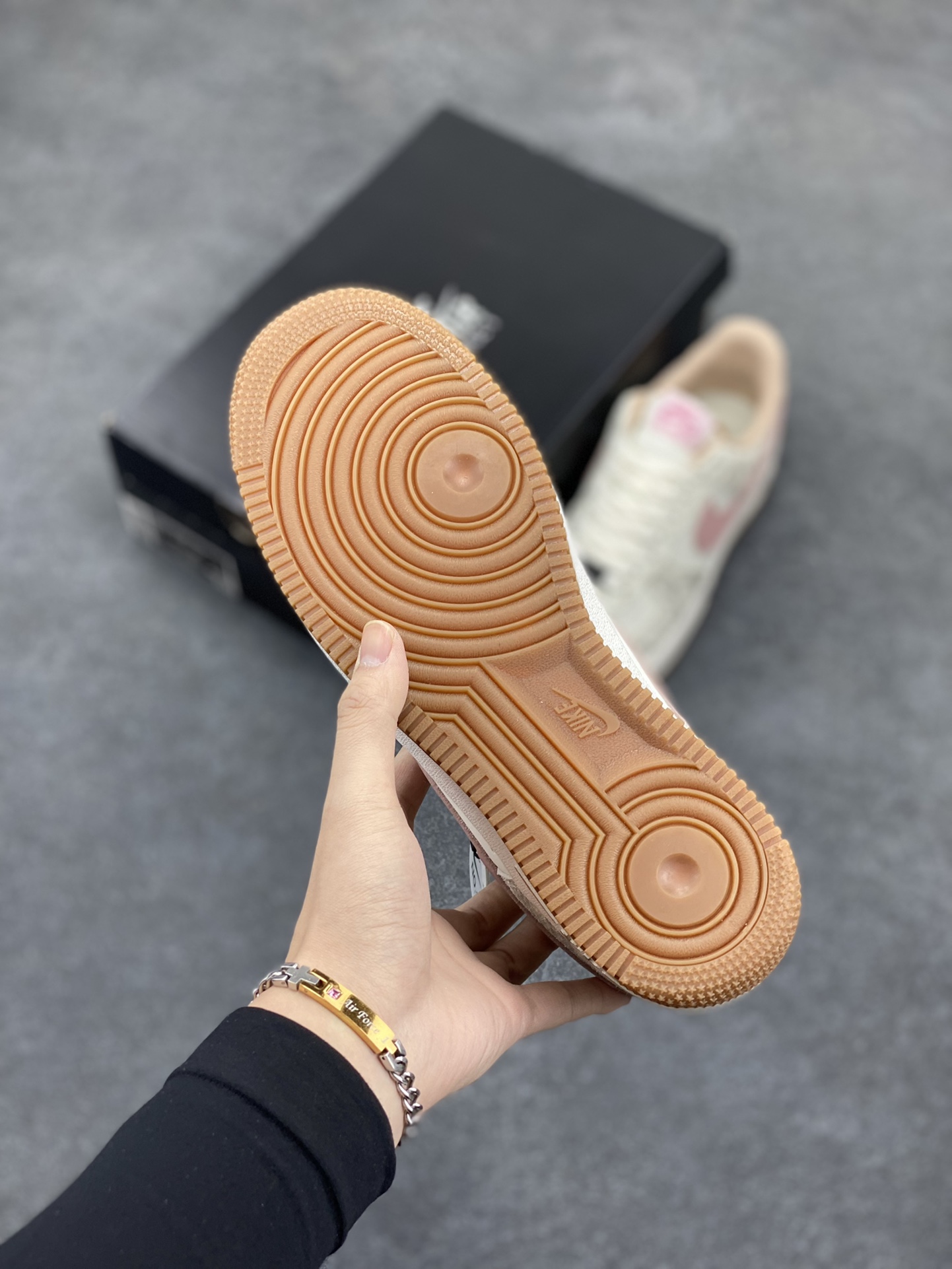 图片[5]-✨ No.1版本 纯原级别 Nike Air Force 1 Low ——“粉蛇” 货号：HF2898-100 原厂冲刀皮料切割干净 无任何毛边 清洁度细节完美 做工细节全方位比对原鞋。 原楦原纸板 打造纯正空军 专注外贸渠道 全掌内置蜂窝气垫 原盒配件 原厂中底钢印、拉帮完美！ 全套原楦原模倾力打造完美版型！ 无解鞋型 原盒原配 超高清洁度 全鞋零毛边皮料切割！ 👍一码配一扣 👍品质问题一月换新 👍终身质保 我们承诺/保证：所有No.1版本AF1全是官方原鞋开发-全方位比对原鞋！ 👍复刻官方原厂模具-倾力打造完美版型！！ 👍全掌内置蜂窝气垫-材质用料绝不偷工减料！ 👍全配色更换新一代最新版-鱼鳞纹大底！＋可荧光邦迪车缝线！ 尺码：36 36.5 37.5 38 38.5 39 40 40.5 41 42 42.5 43 44 44.5 45 46-选品中心