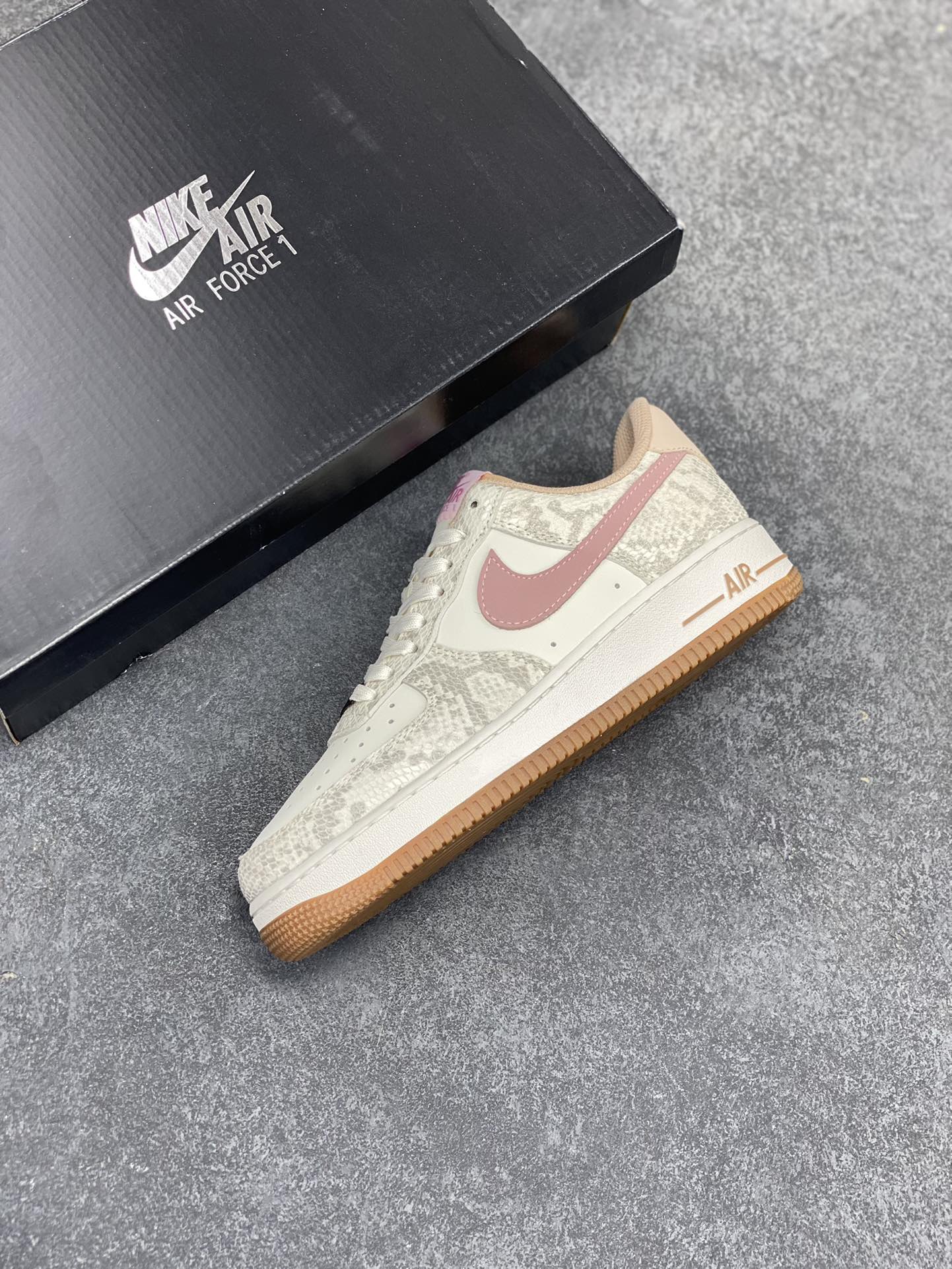 图片[7]-✨ No.1版本 纯原级别 Nike Air Force 1 Low ——“粉蛇” 货号：HF2898-100 原厂冲刀皮料切割干净 无任何毛边 清洁度细节完美 做工细节全方位比对原鞋。 原楦原纸板 打造纯正空军 专注外贸渠道 全掌内置蜂窝气垫 原盒配件 原厂中底钢印、拉帮完美！ 全套原楦原模倾力打造完美版型！ 无解鞋型 原盒原配 超高清洁度 全鞋零毛边皮料切割！ 👍一码配一扣 👍品质问题一月换新 👍终身质保 我们承诺/保证：所有No.1版本AF1全是官方原鞋开发-全方位比对原鞋！ 👍复刻官方原厂模具-倾力打造完美版型！！ 👍全掌内置蜂窝气垫-材质用料绝不偷工减料！ 👍全配色更换新一代最新版-鱼鳞纹大底！＋可荧光邦迪车缝线！ 尺码：36 36.5 37.5 38 38.5 39 40 40.5 41 42 42.5 43 44 44.5 45 46-选品中心