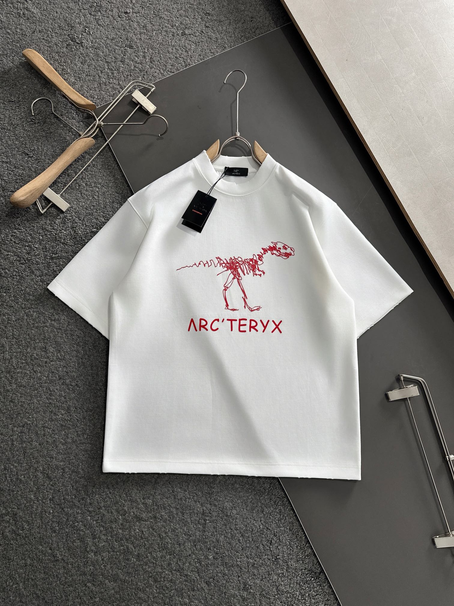 NO:125318,ARC 2025SS spring and summer latest round neck fashionable short-sleeved T-shirt, synchronized on the official website, and private cotton fabric for the counter!  Comfortable skin, durable and easy to wear, classic simple logo design, original factory craftsmanship, must-have items for handsome men. Number of codes M-XXL, T-shirt,tees, t-shirt,alexander wang19860909ARC 2025SS春夏最新款圆领时尚短袖T恤,官网同步,专柜纯棉面料！贴肤舒适,耐看又好穿,经典简约logo设计,原厂工艺一丝不苟,型男必备单品 码数M-XXL,,T-shirt,tees，t-shirt,alexander wang,Men's clothing