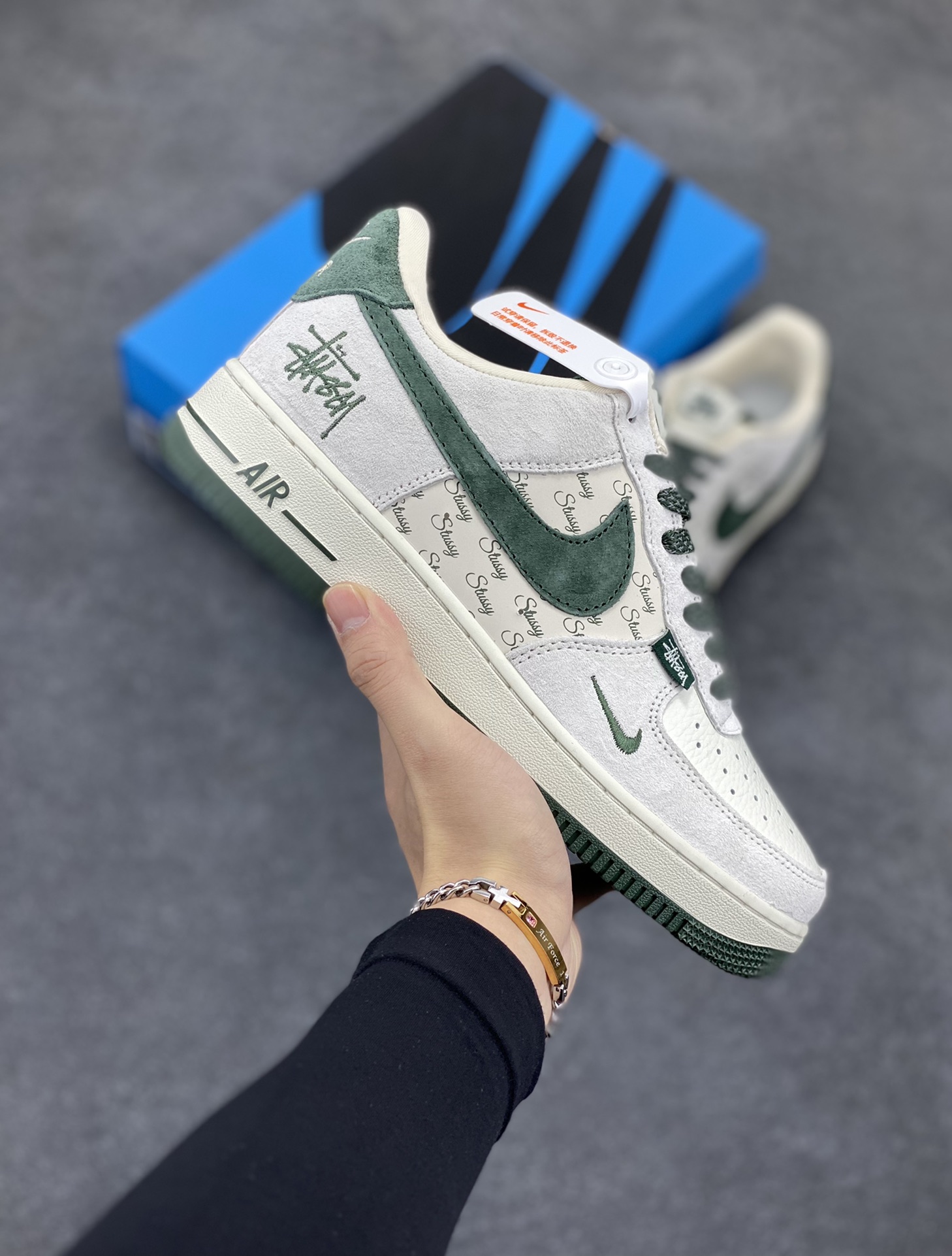 NIke Air Force 1 \’07 Low “斯图西联名–英文绿翻毛勾”空军一号 低帮 运动鞋 休闲鞋 折边针车 工艺难度大 原楦头原纸板 原装鞋盒 定制五金配件 内置全掌气垫 原厂鞋底 货号：CH6336-511 尺码：36 36.5 37.5 38 38.5 39 40 40.5 41 42 42.5 43 44 44.5 45-选品中心