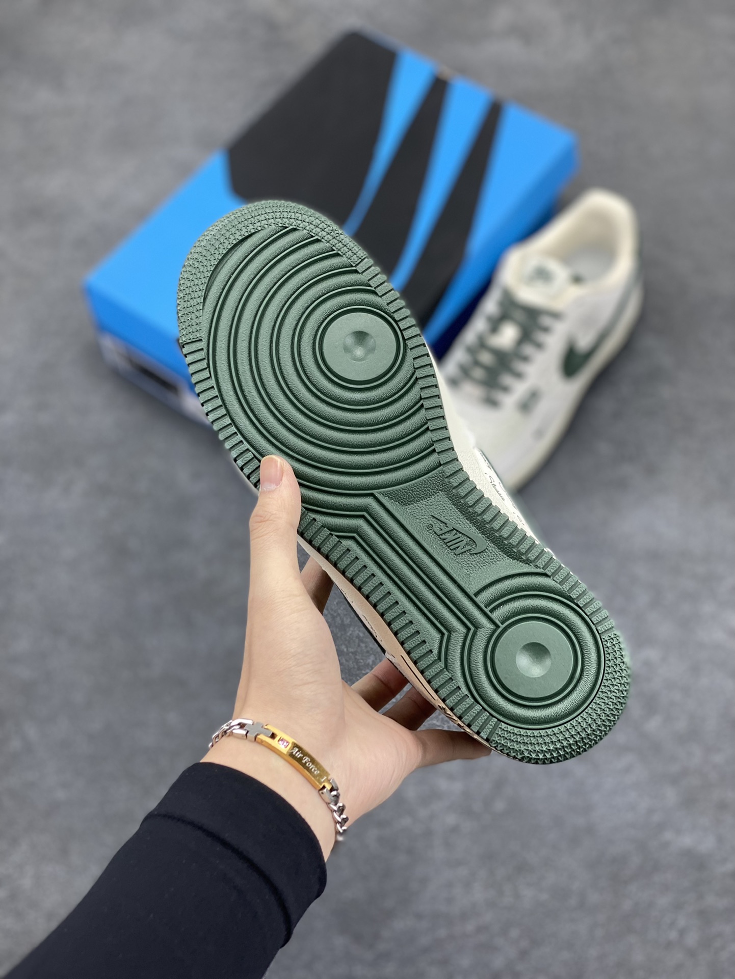 图片[5]-NIke Air Force 1 \’07 Low “斯图西联名–英文绿翻毛勾”空军一号 低帮 运动鞋 休闲鞋 折边针车 工艺难度大 原楦头原纸板 原装鞋盒 定制五金配件 内置全掌气垫 原厂鞋底 货号：CH6336-511 尺码：36 36.5 37.5 38 38.5 39 40 40.5 41 42 42.5 43 44 44.5 45-选品中心