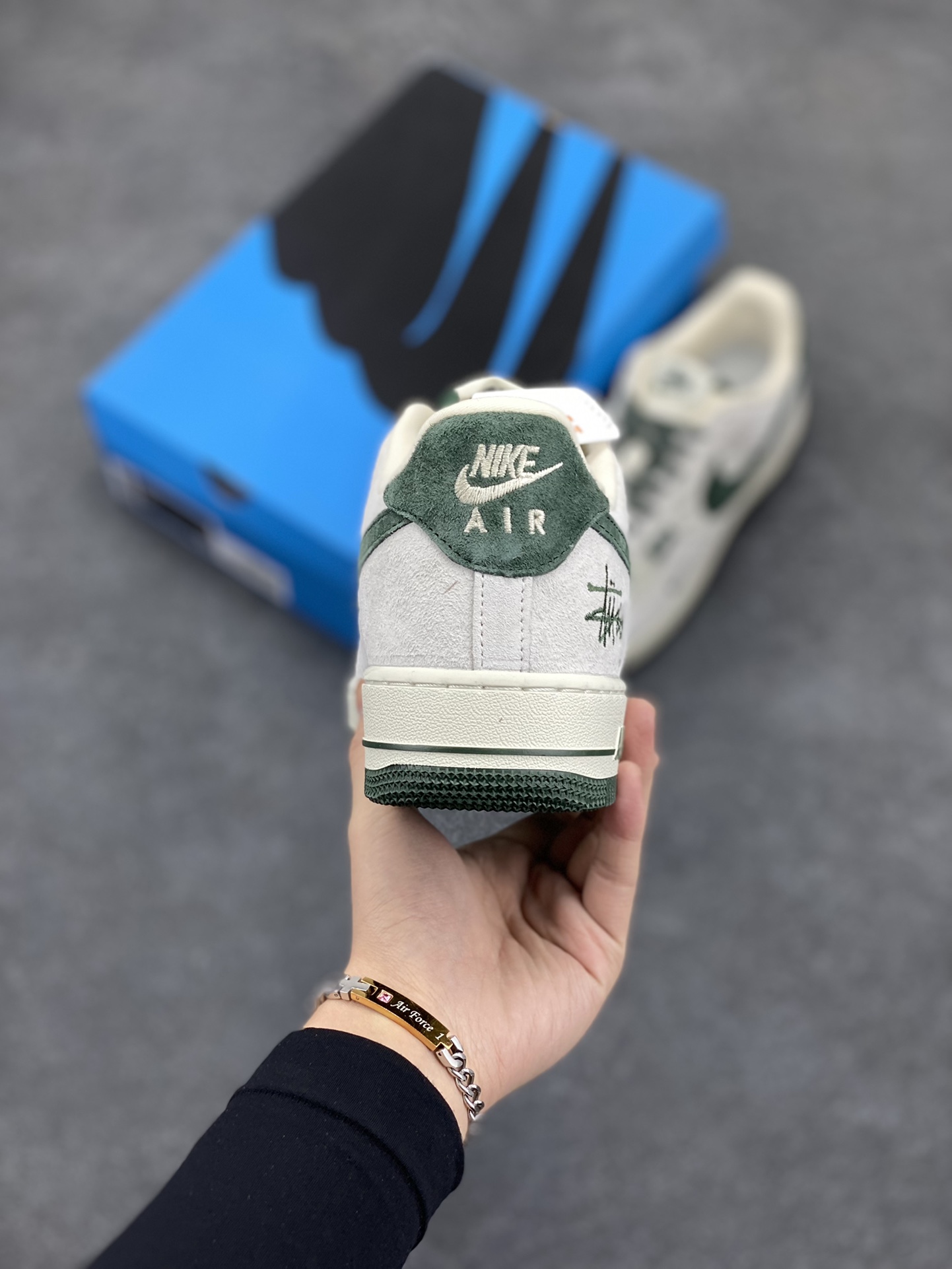 图片[4]-NIke Air Force 1 \’07 Low “斯图西联名–英文绿翻毛勾”空军一号 低帮 运动鞋 休闲鞋 折边针车 工艺难度大 原楦头原纸板 原装鞋盒 定制五金配件 内置全掌气垫 原厂鞋底 货号：CH6336-511 尺码：36 36.5 37.5 38 38.5 39 40 40.5 41 42 42.5 43 44 44.5 45-选品中心