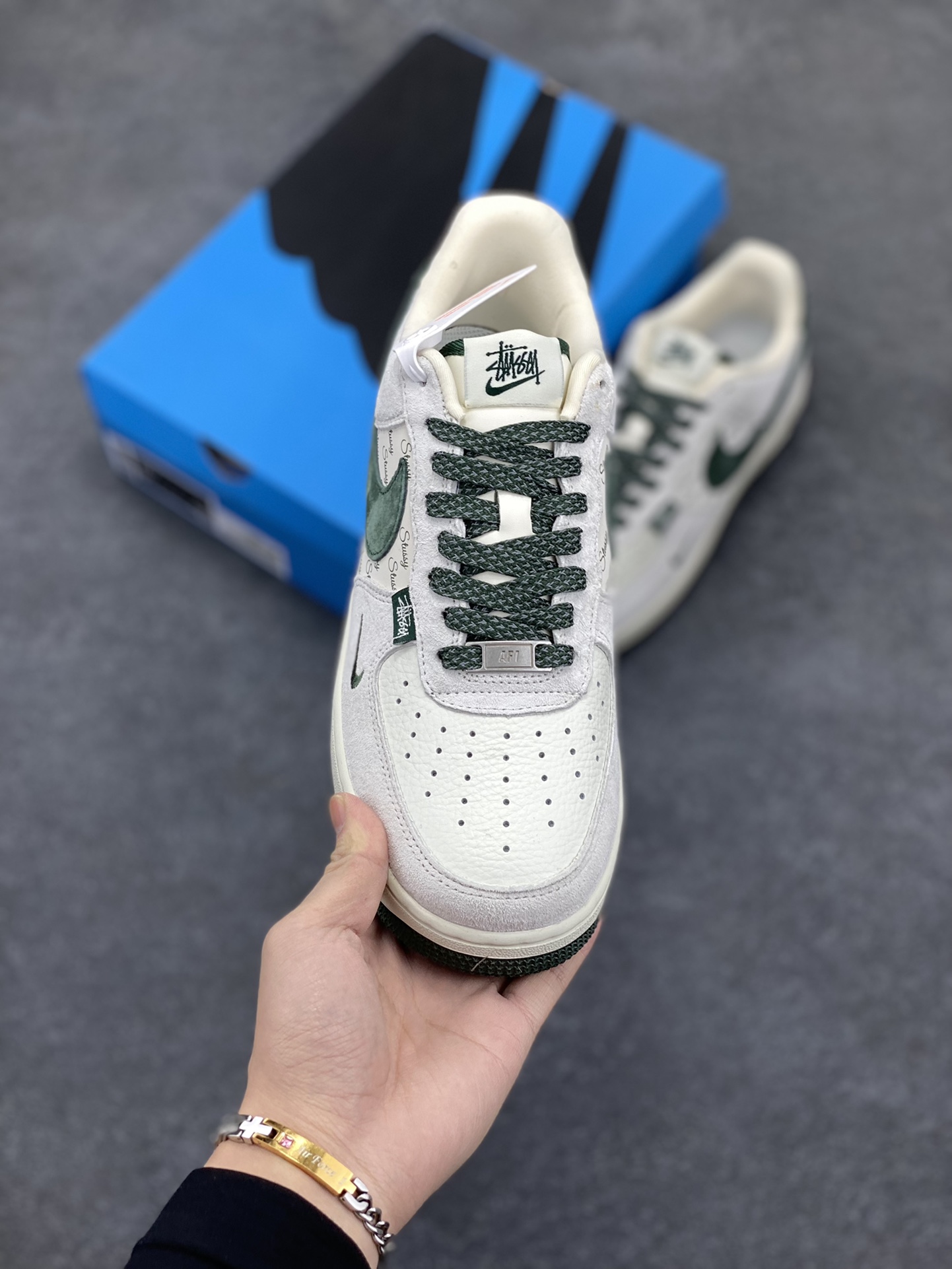 图片[2]-NIke Air Force 1 \’07 Low “斯图西联名–英文绿翻毛勾”空军一号 低帮 运动鞋 休闲鞋 折边针车 工艺难度大 原楦头原纸板 原装鞋盒 定制五金配件 内置全掌气垫 原厂鞋底 货号：CH6336-511 尺码：36 36.5 37.5 38 38.5 39 40 40.5 41 42 42.5 43 44 44.5 45-选品中心