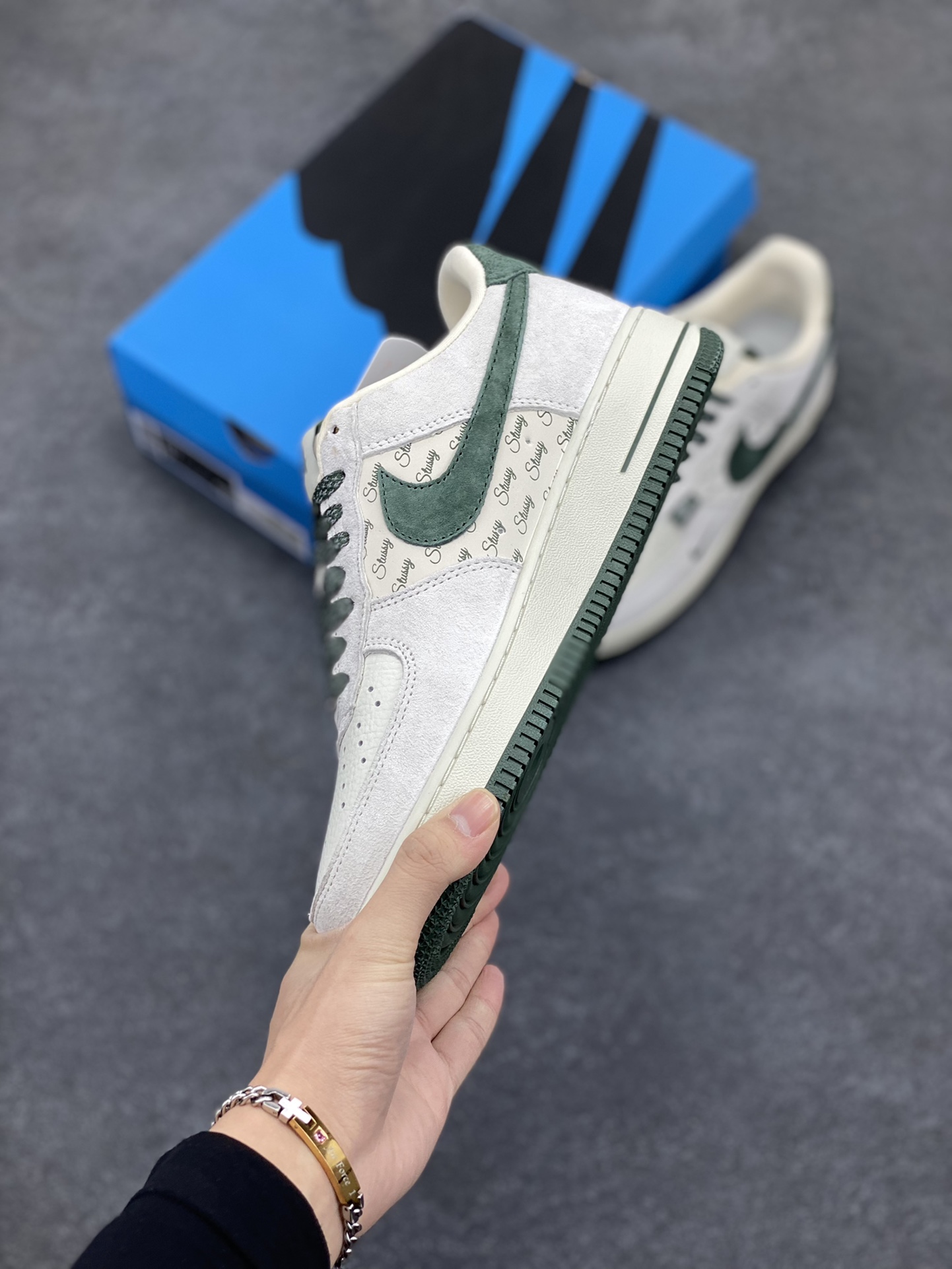 图片[3]-NIke Air Force 1 \’07 Low “斯图西联名–英文绿翻毛勾”空军一号 低帮 运动鞋 休闲鞋 折边针车 工艺难度大 原楦头原纸板 原装鞋盒 定制五金配件 内置全掌气垫 原厂鞋底 货号：CH6336-511 尺码：36 36.5 37.5 38 38.5 39 40 40.5 41 42 42.5 43 44 44.5 45-选品中心